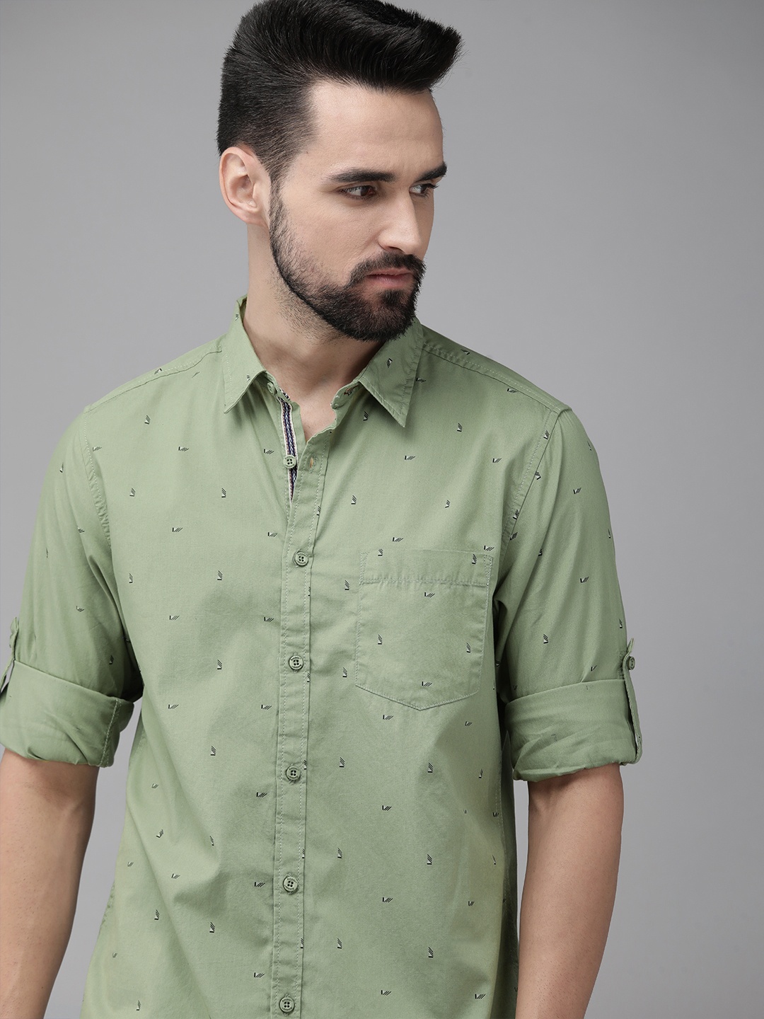 

Roadster Men Green & Black Printed Roll-Up Sleeve Casual Shirt
