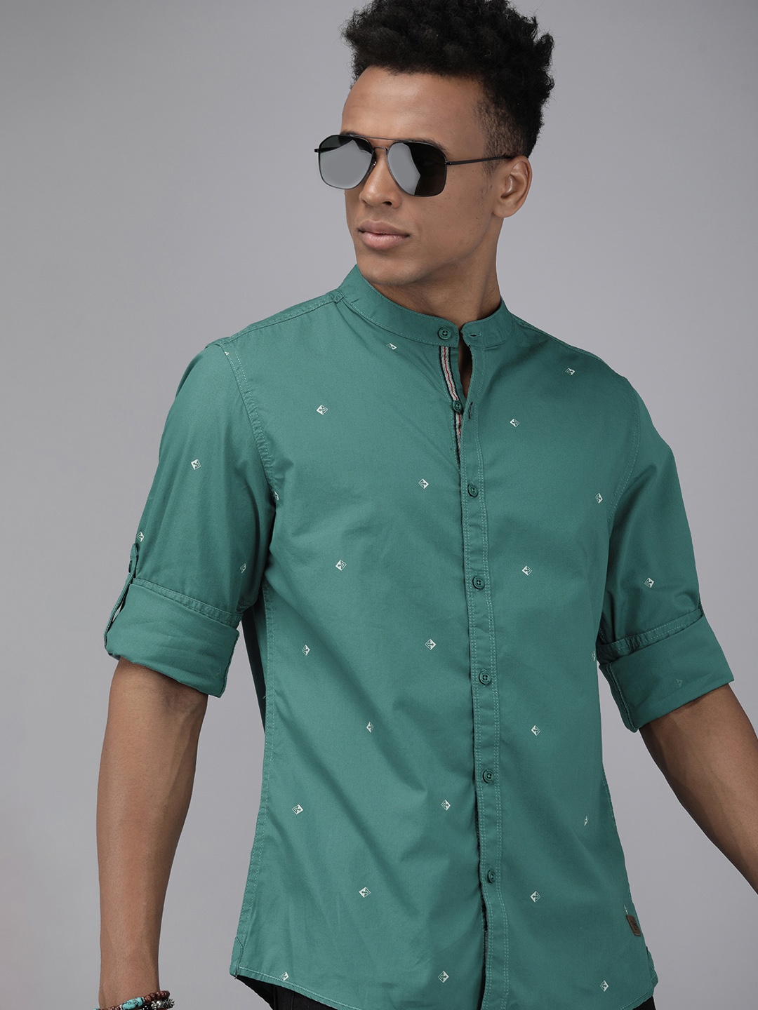 

The Roadster Lifestyle Co Men Blue & White Printed Casual Pure Cotton Shirt