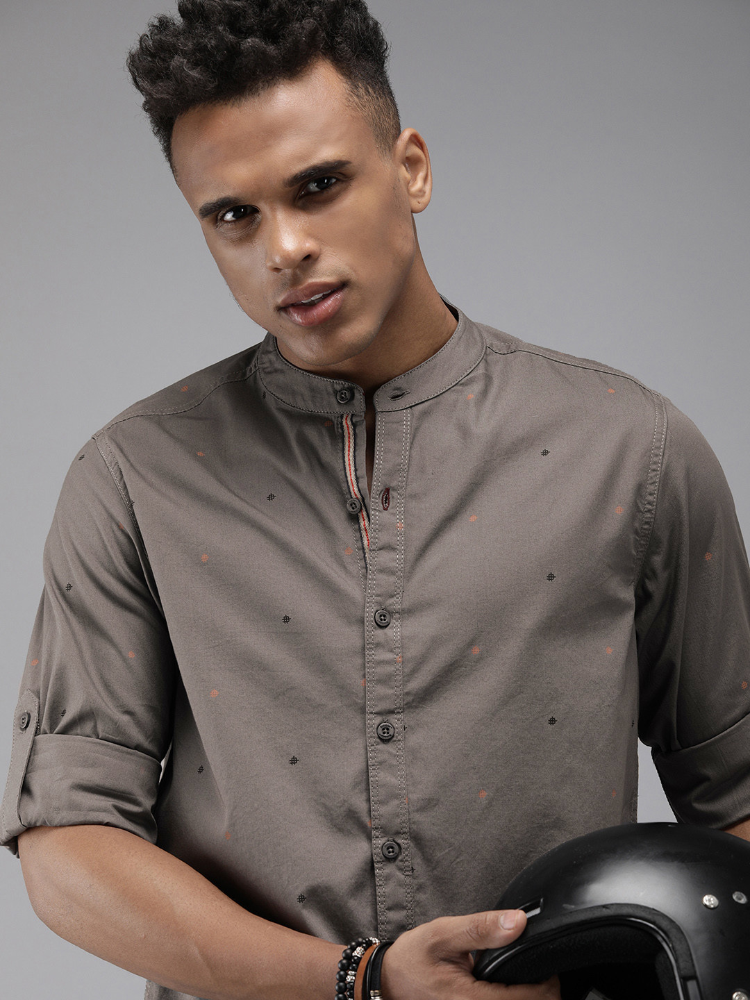 

The Roadster Lifestyle Co Men Grey Printed Pure Cotton Casual Shirt