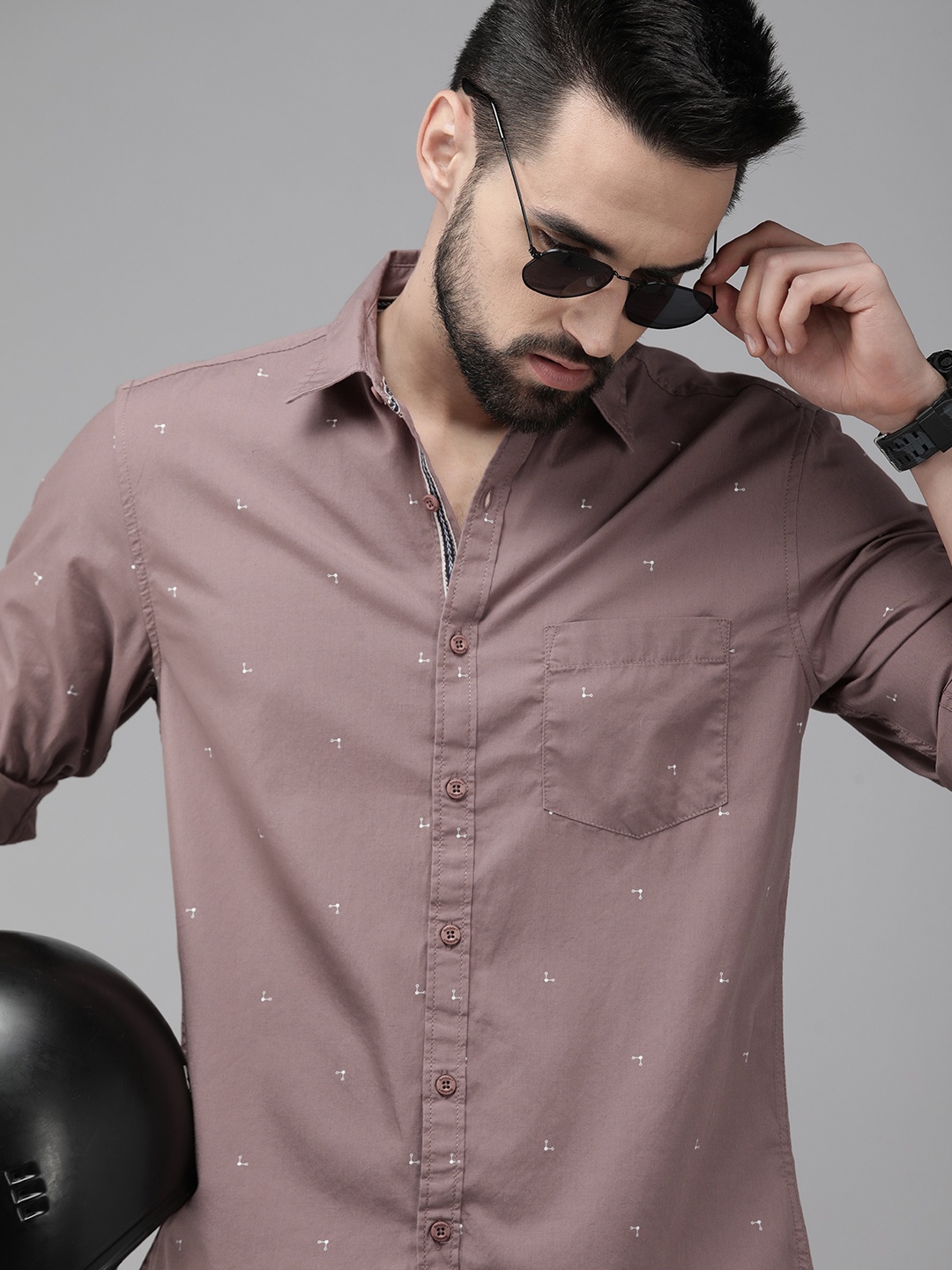 

Roadster Men Mauve & White Striped Roll-Up Sleeve Casual Shirt