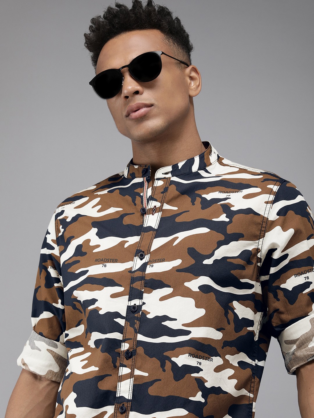 

The Roadster Lifestyle Co Men Brown Animal Printed Pure Cotton Casual Shirt