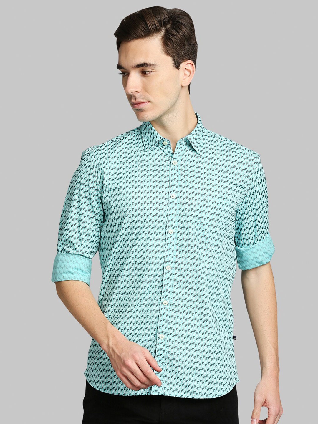 

Parx Men Green Geometric Slim Fit Printed Casual Shirt