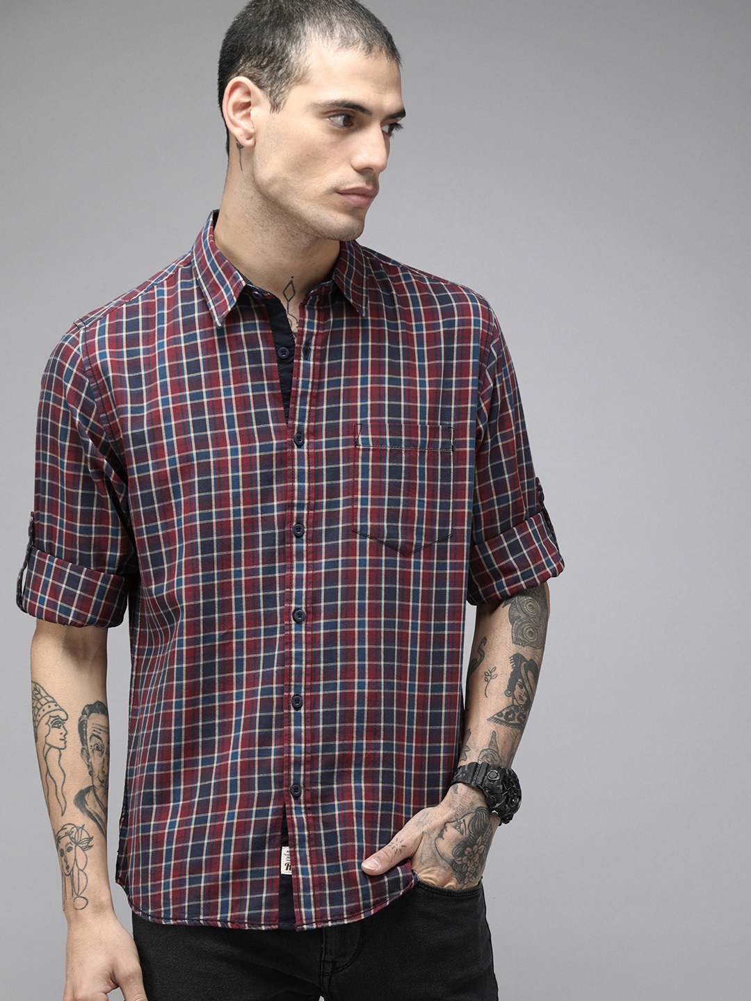 

The Roadster Lifestyle Co Men Maroon & Navy Blue Checked Pure Cotton Casual Shirt