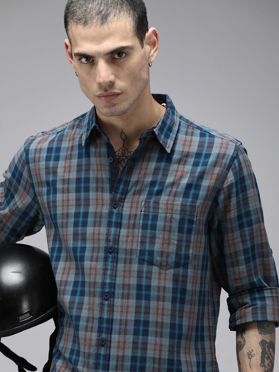 

The Roadster Lifestyle Co Men Navy Blue Checked Pure Cotton Casual Shirt