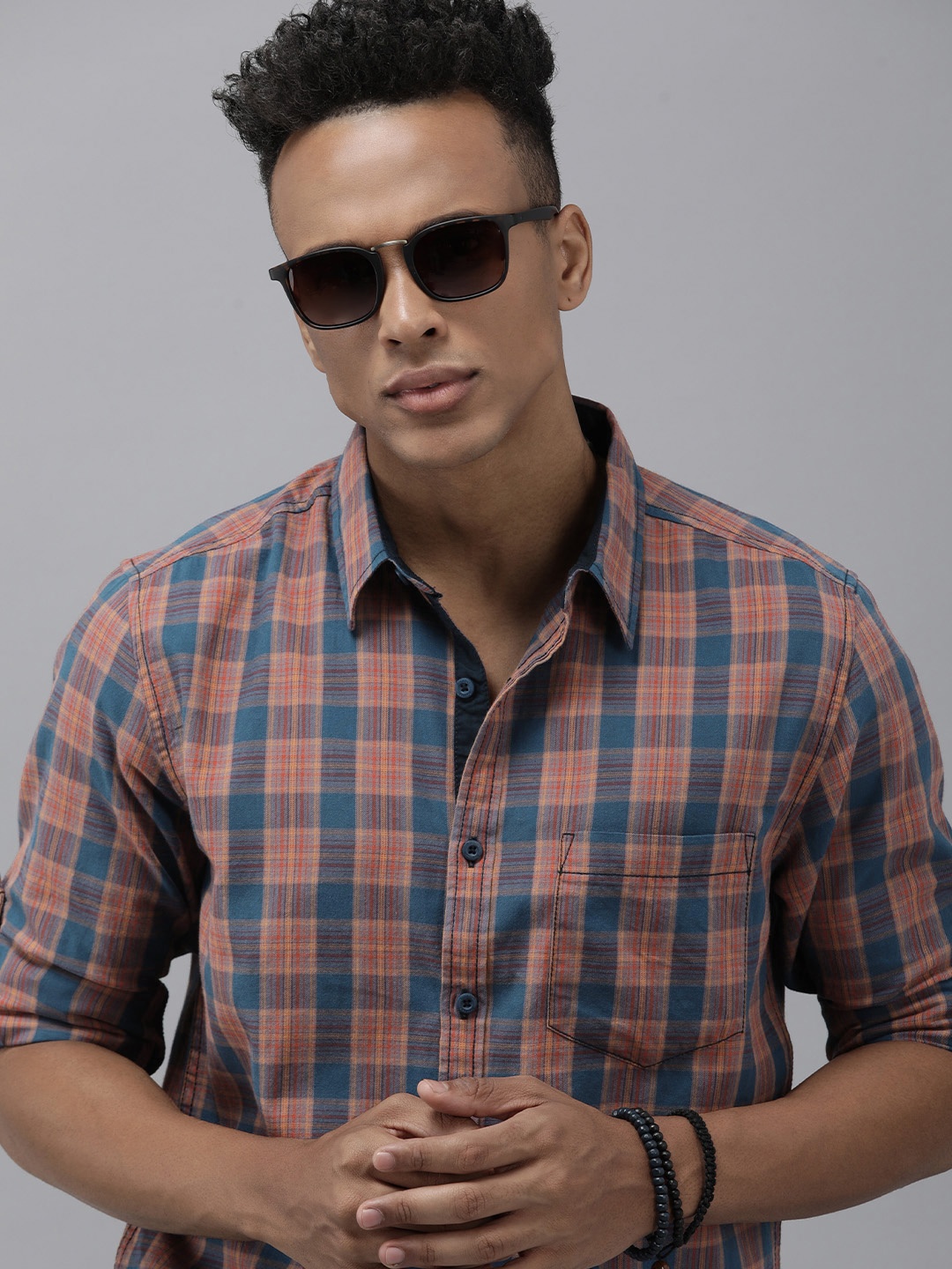 

The Roadster Lifestyle Co Men Navy Blue & Red Checked Pure Cotton Casual Shirt