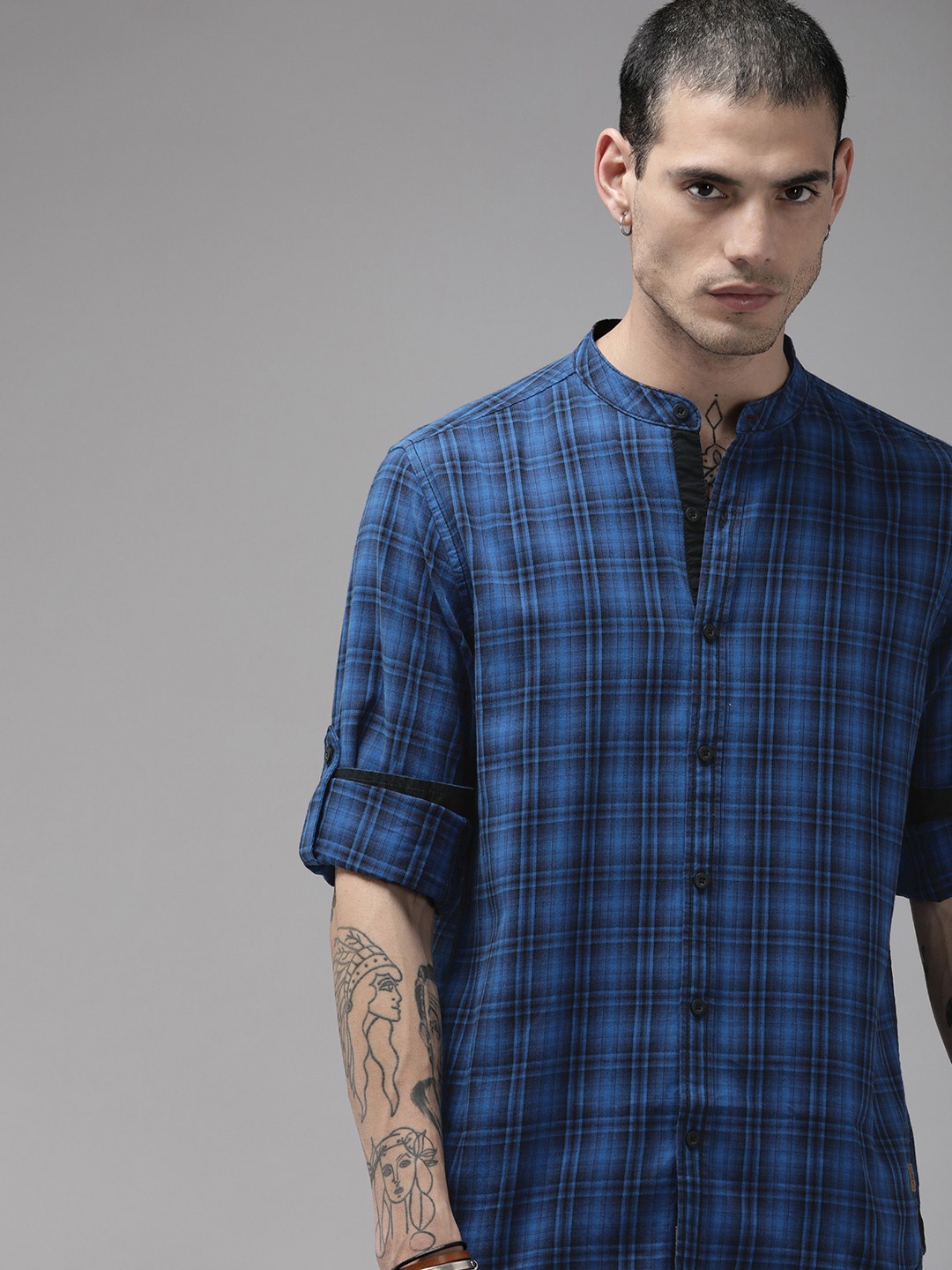

The Roadster Lifestyle Co Men Blue & Black Checked Pure Cotton Casual Shirt