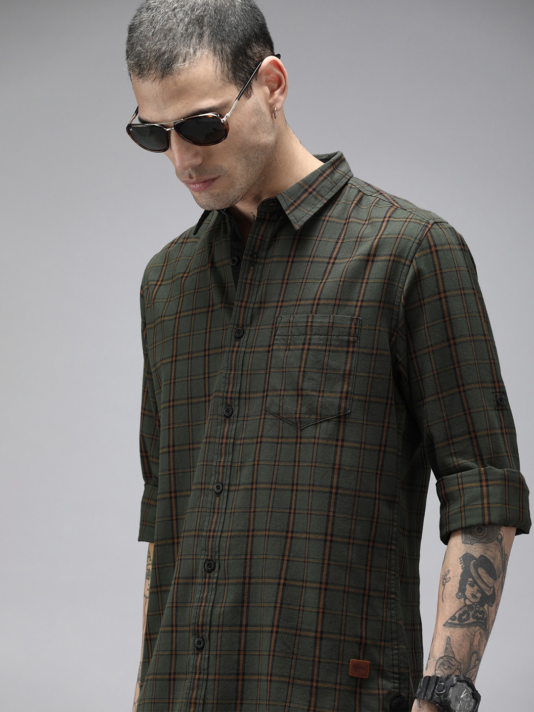 

The Roadster Lifestyle Co Men Olive Green Checked Pure Cotton Casual Shirt