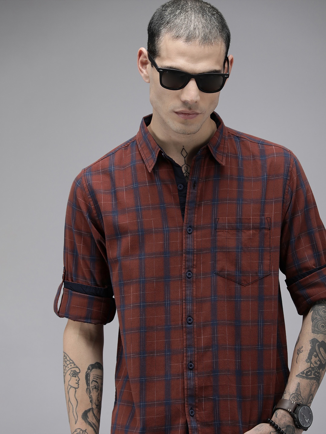 

The Roadster Lifestyle Co. Men Brown & Blue Checked Pure Cotton Roll-Up Sleeves Shirt