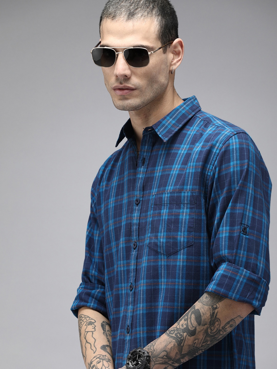 

The Roadster Lifestyle Co Men Blue Checked Pure Cotton Casual Shirt