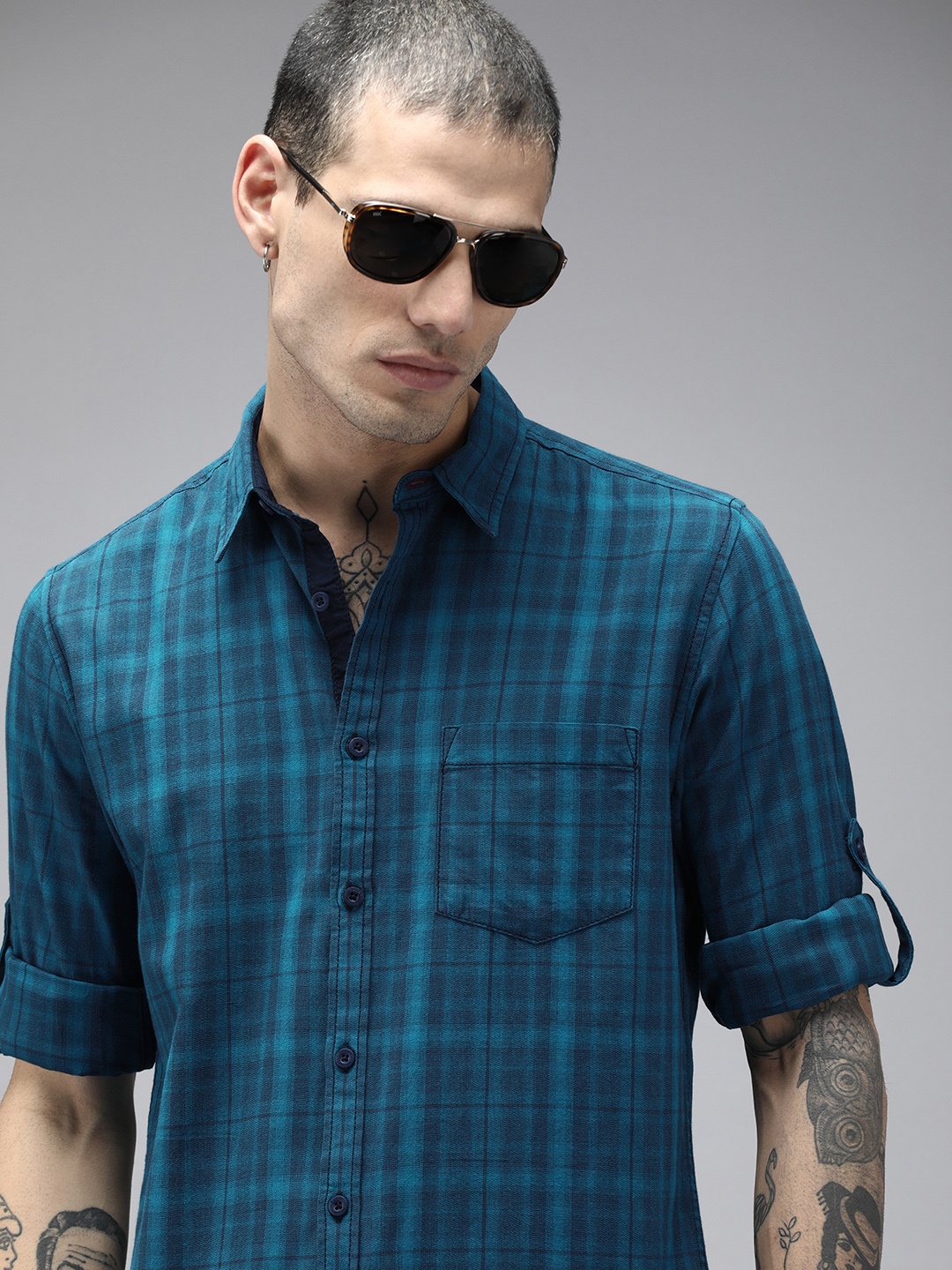 

The Roadster Lifestyle Co Men Blue Checked Pure Cotton Casual Shirt