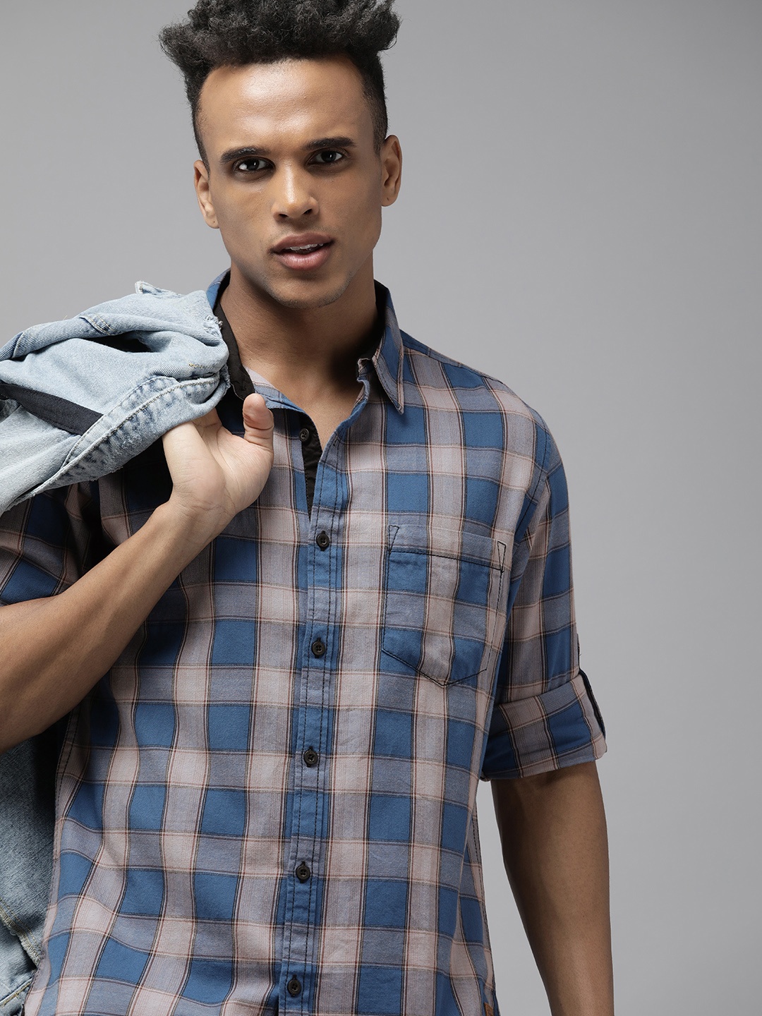 

The Roadster Lifestyle Co Men Blue And Peach Checked Pure Cotton Casual Shirt