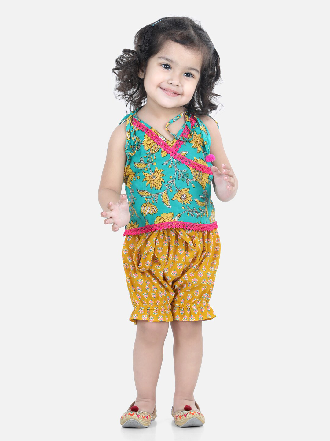 

BownBee Girls Green & Mustard Yellow Printed Pure Cotton Top with Shorts