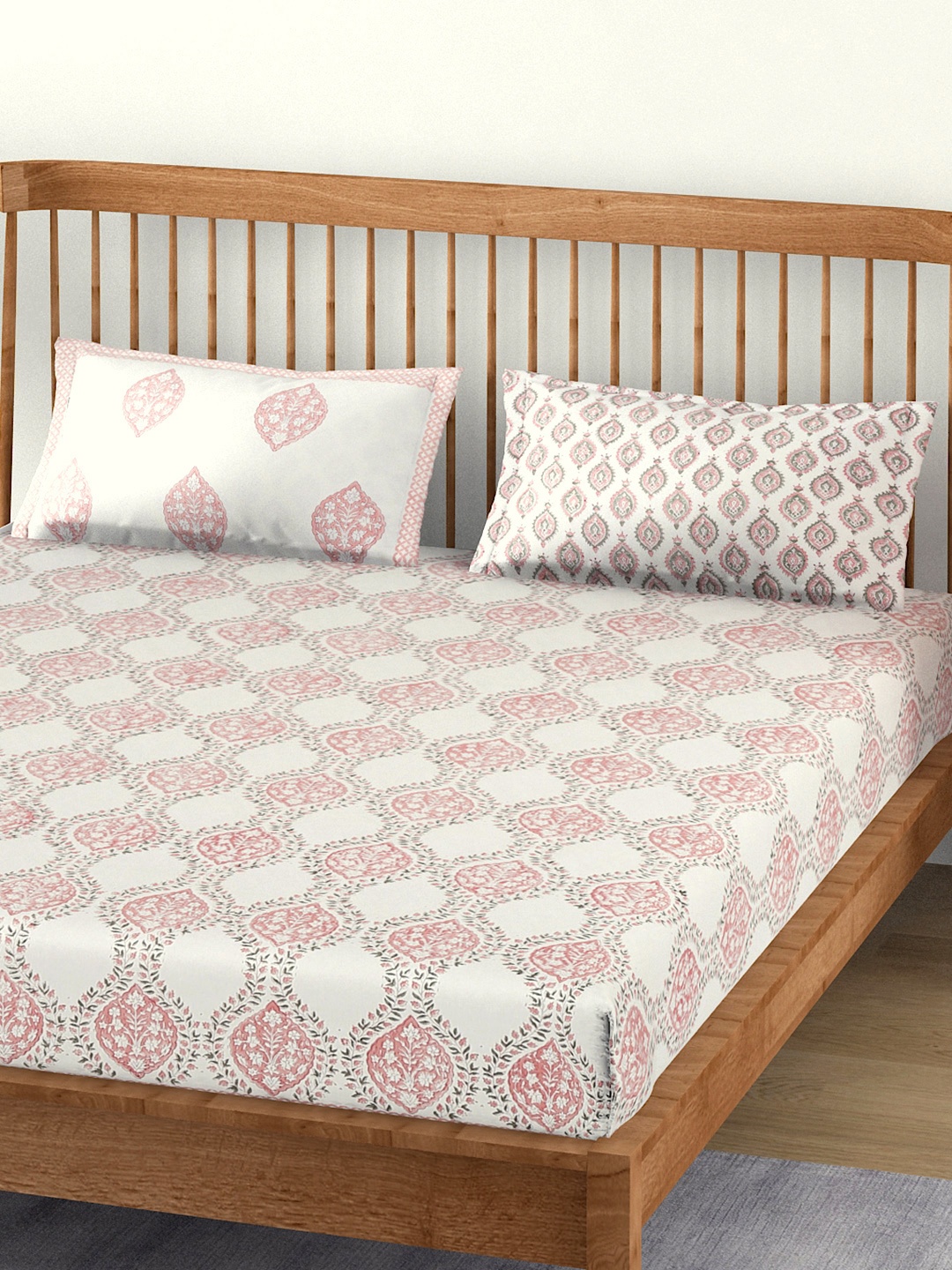 

EK BY EKTA KAPOOR Off White & Pink Jaal Cotton 120 TC King Bedsheet with 2 Pillow Covers