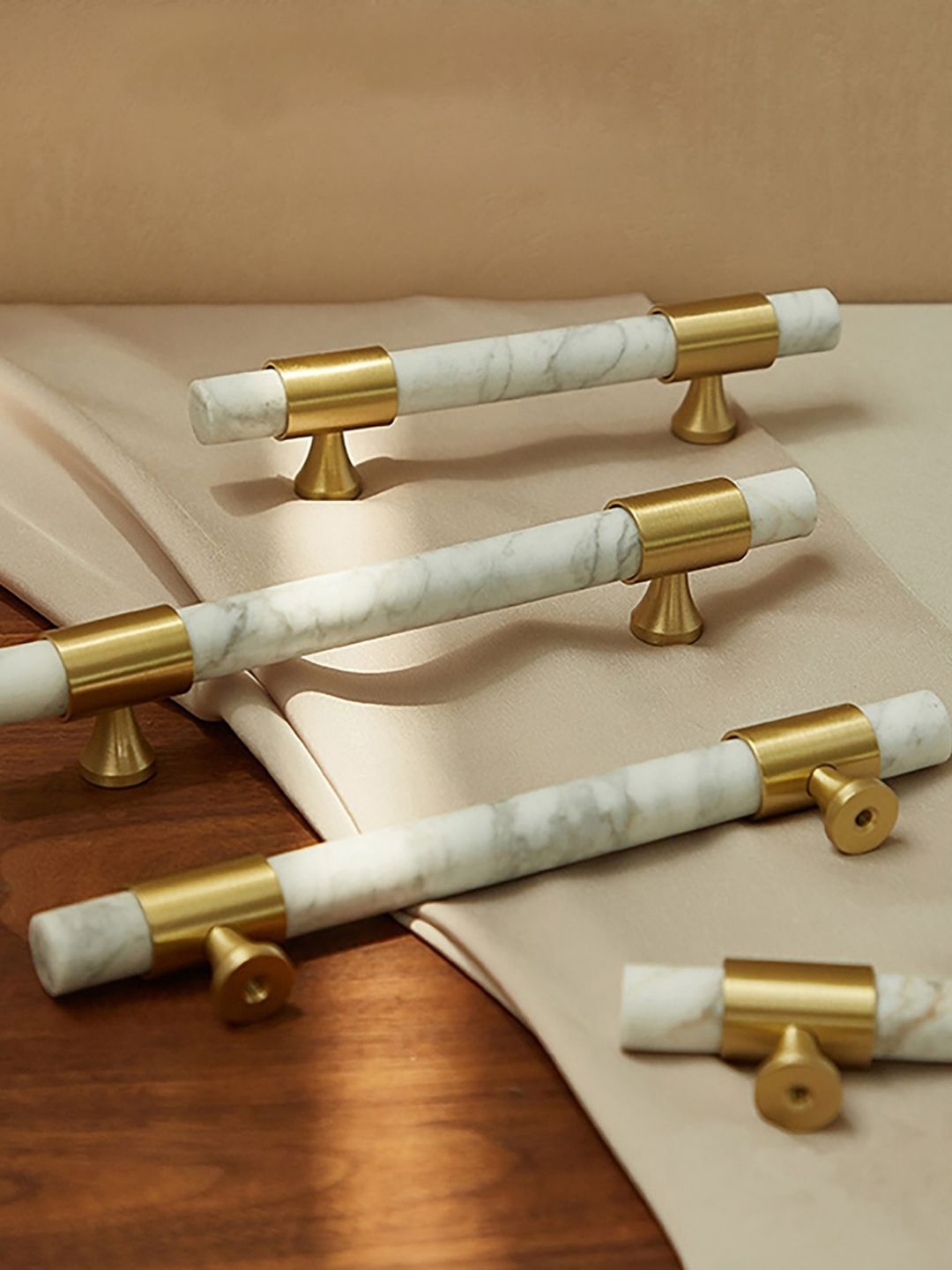 

MANTARA White & Gold-Toned Door Knob