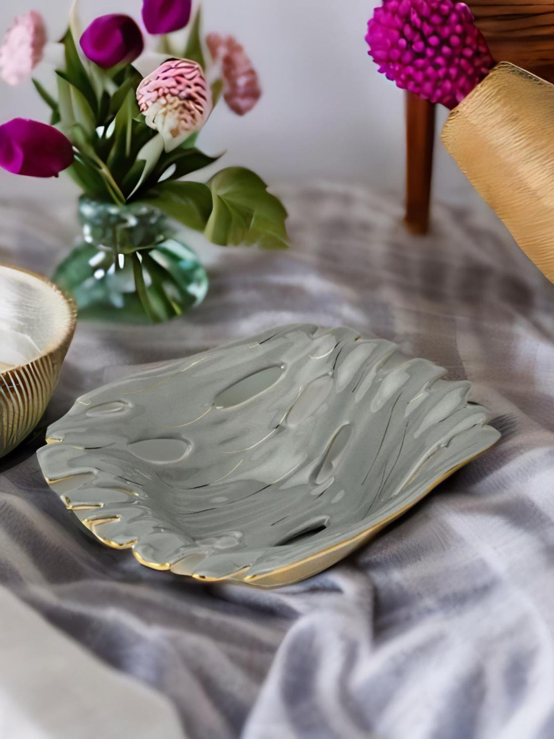 

Athome by Nilkamal Grey & Gold-Toned Cutwork Round Bowl, Mustard