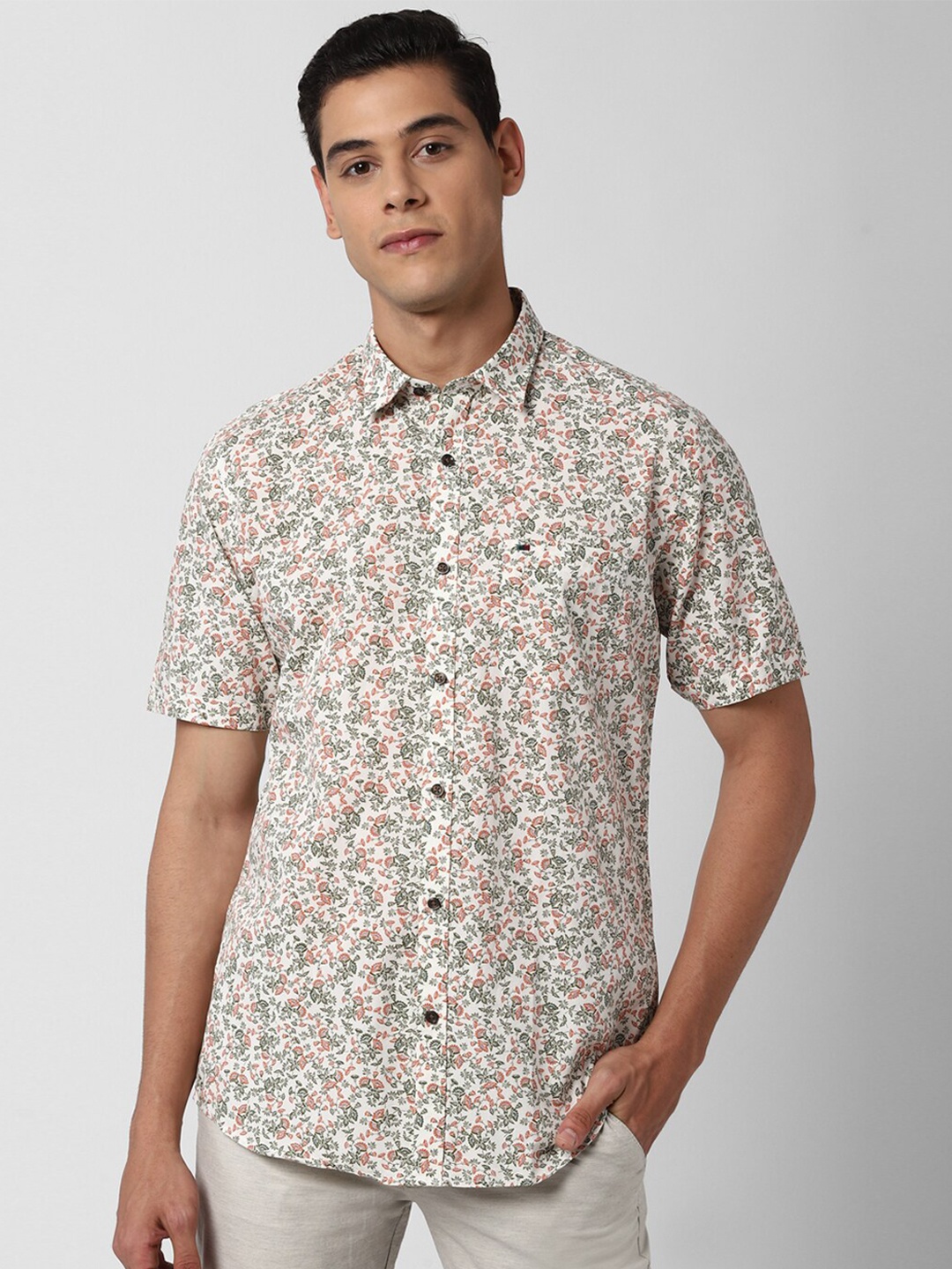 

Peter England Casuals Men White & Green Slim Fit Floral Printed Casual Cotton Shirt