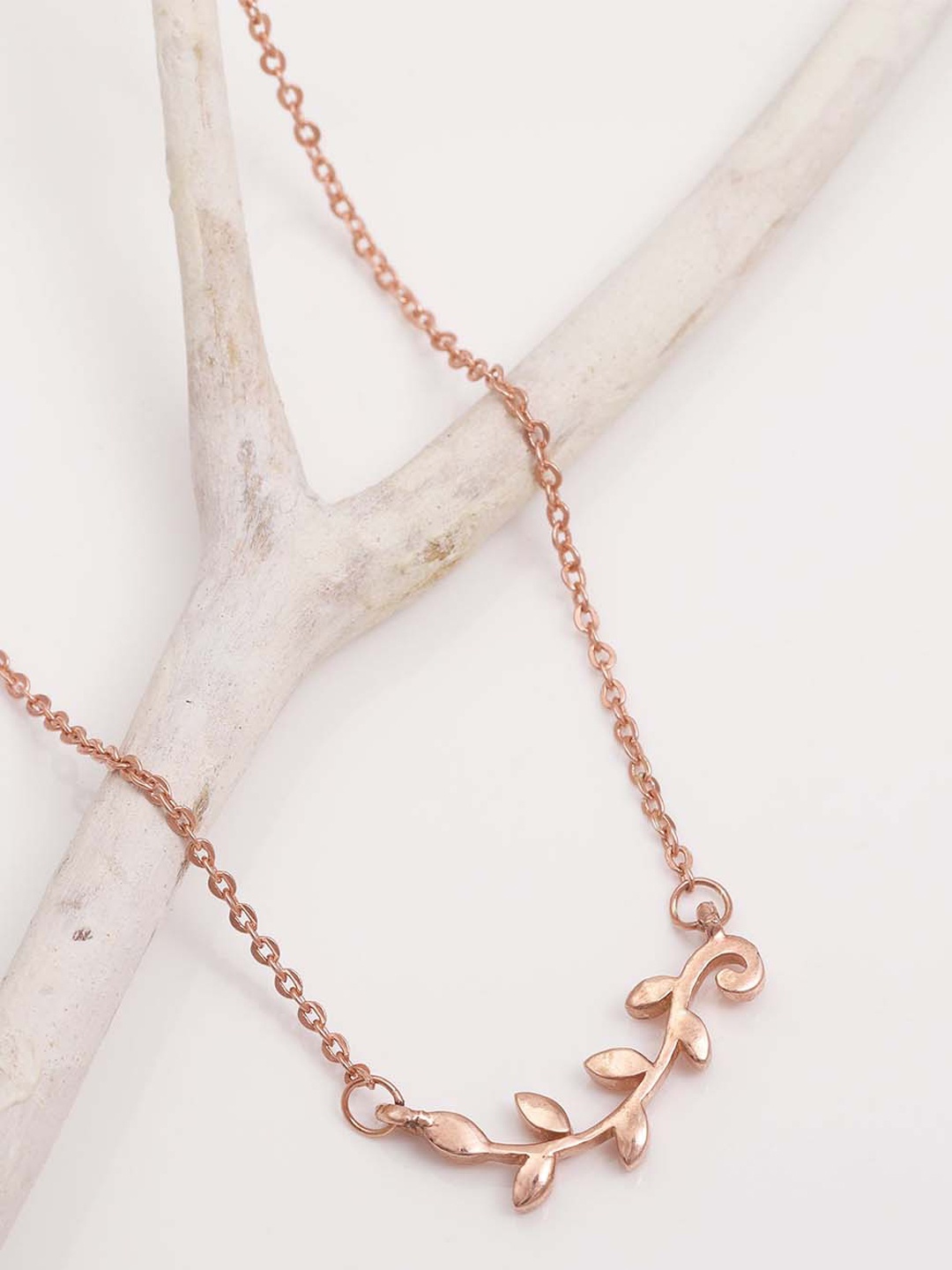 

GIVA 925 Sterling Silver Rose Gold Plated Minimal Leaf Pendant