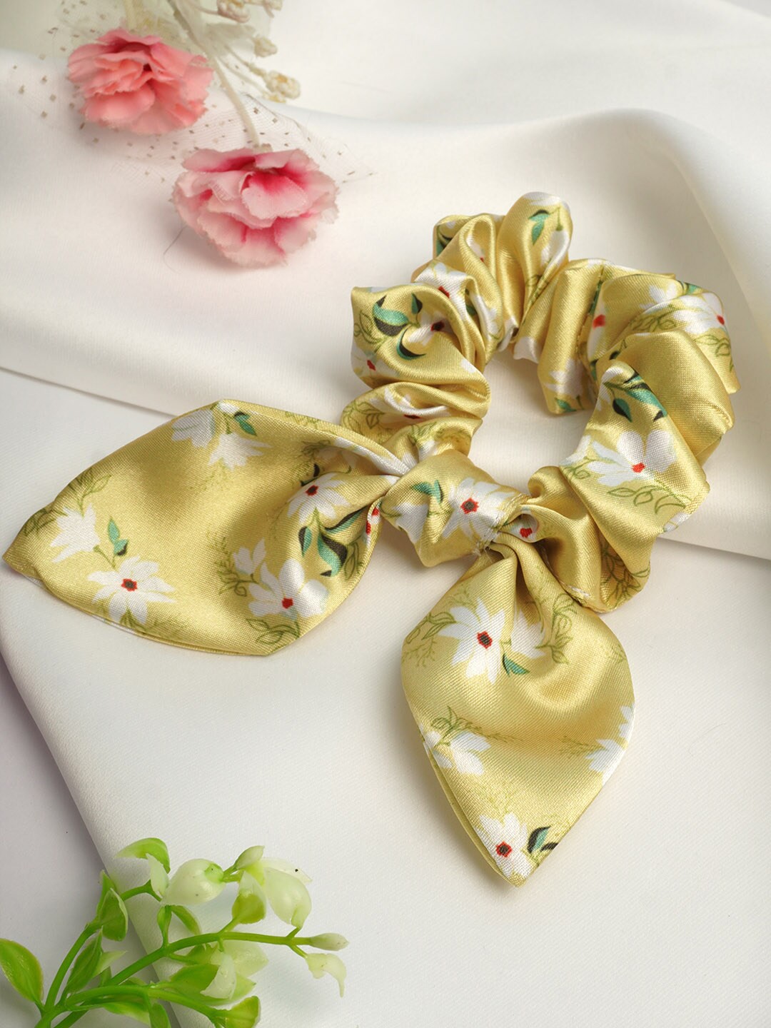

Ferosh Women Yellow & White Floral Printed Scrunchie