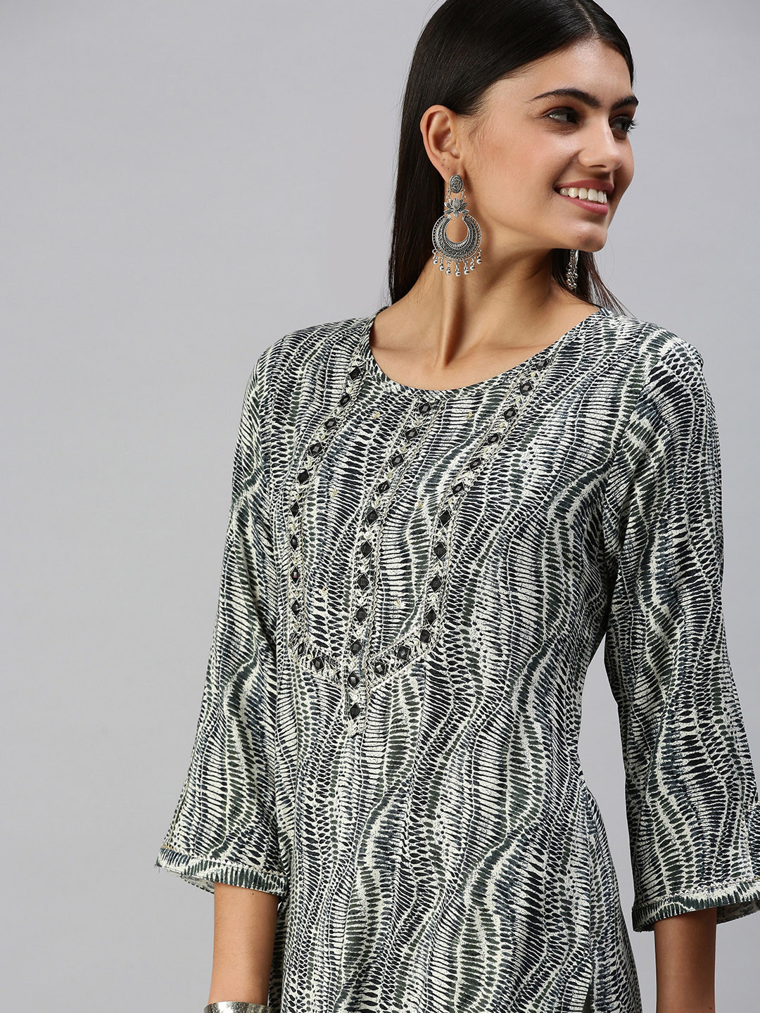 

SHOWOFF Women Cream-Coloured & Blue Dyed Mirror Work Kurta