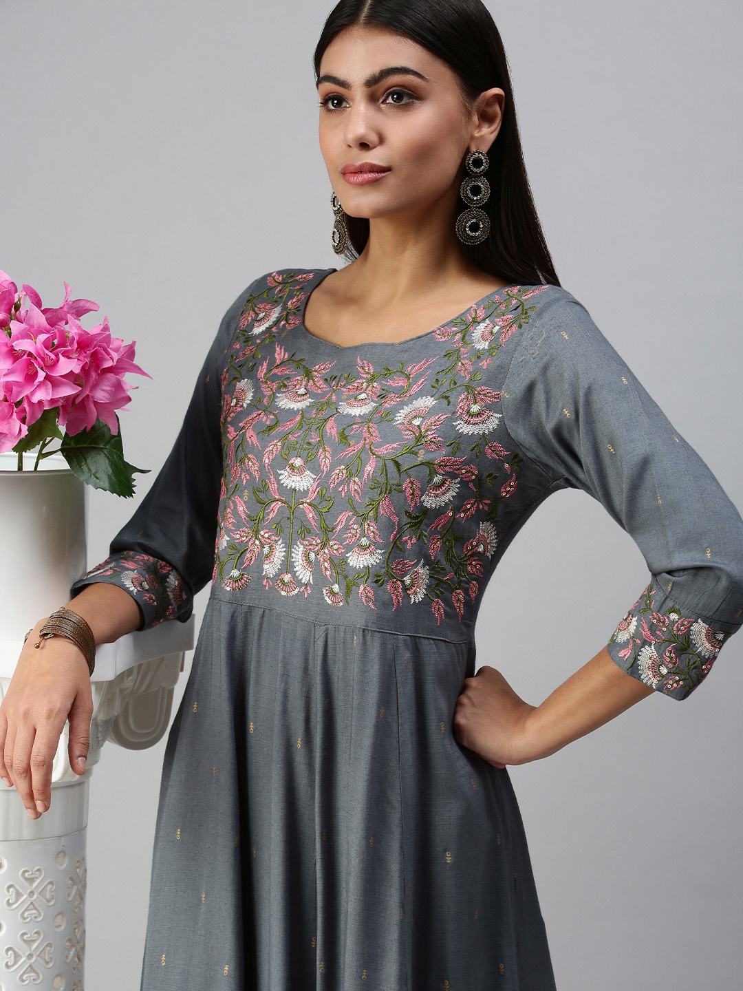 

SHOWOFF Women Grey Floral Embroidered Thread Work Anarkali Kurta