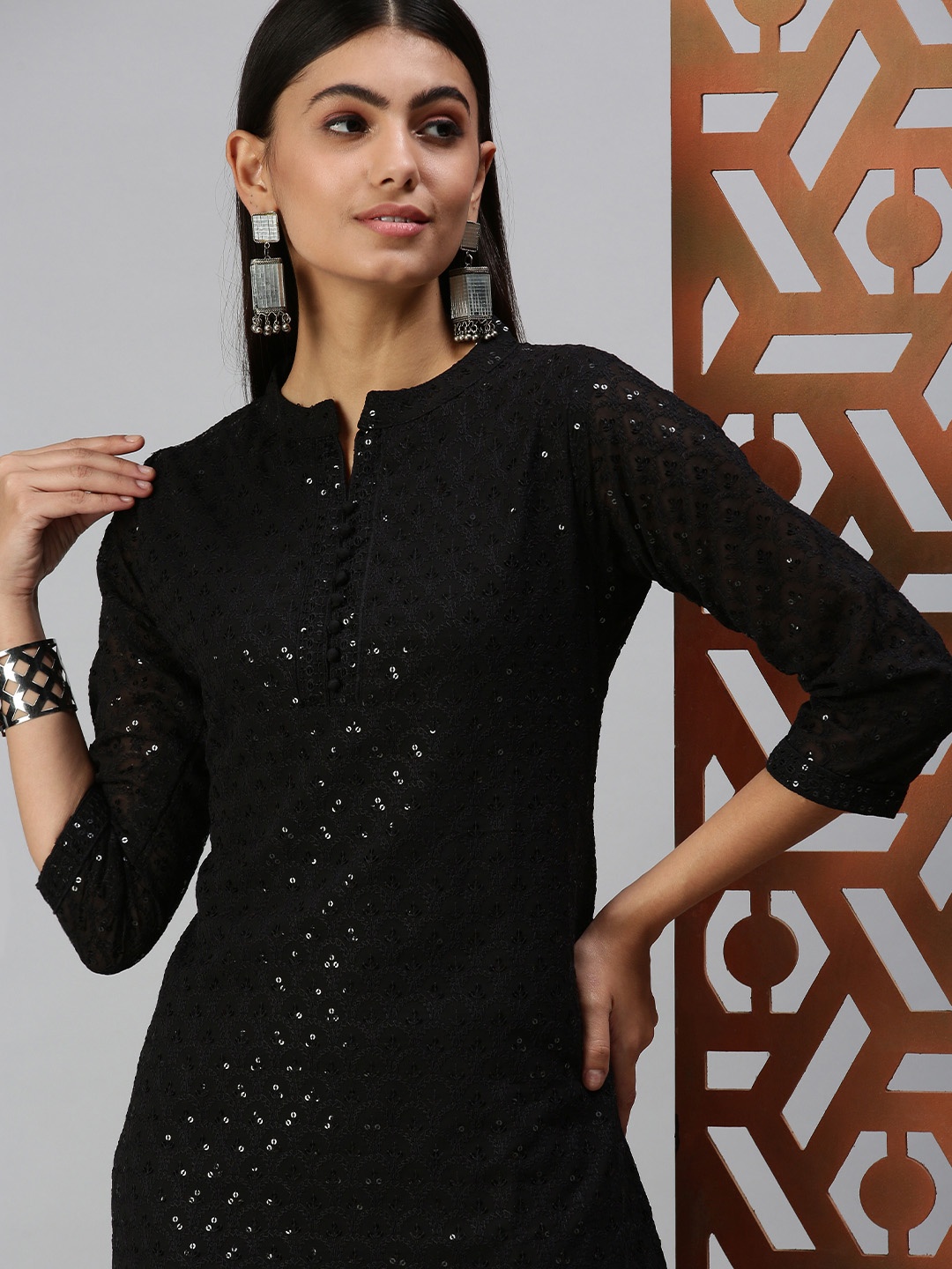 

SHOWOFF Women Black Geometric Embroidered Kurta