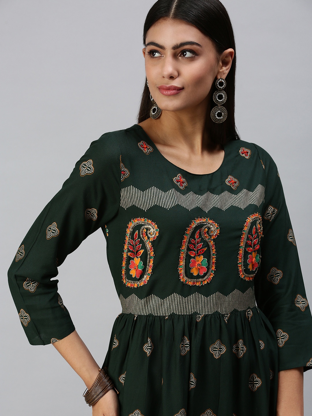 

SHOWOFF Women Green Paisley Embroidered Thread Work Anarkali Kurta