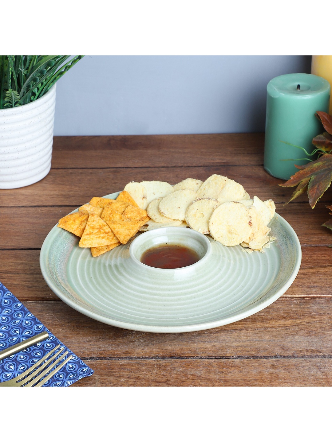 

The Decor Mart Beige 1 Piece Textured Ceramic Glossy Chip & Dip Platter