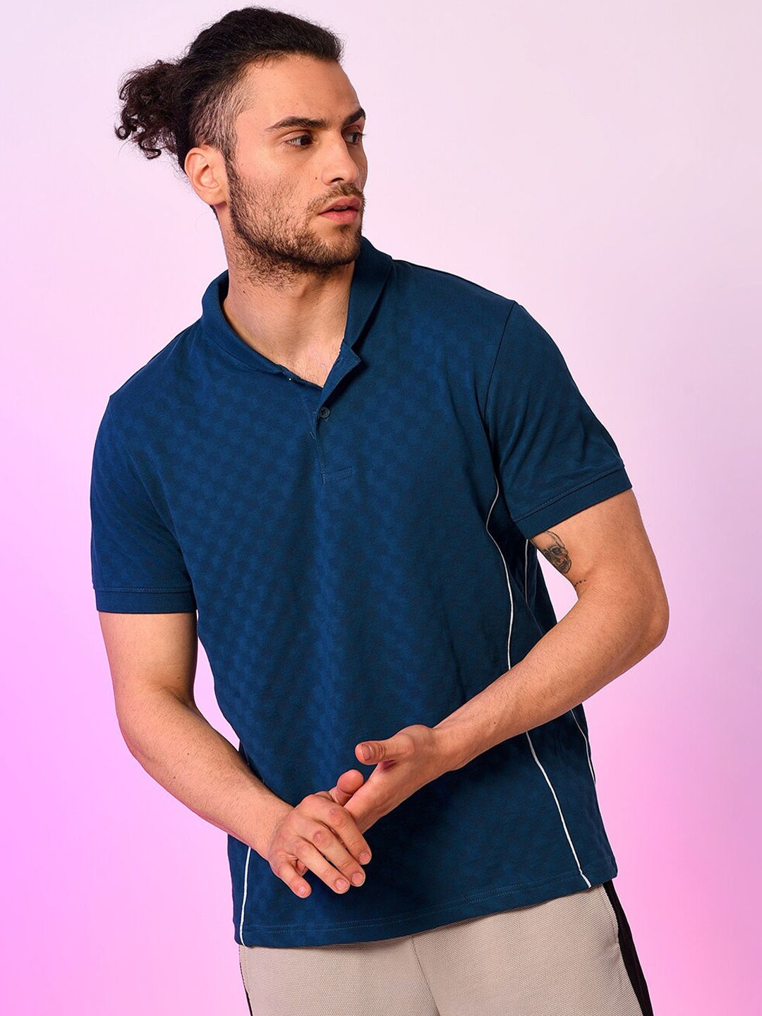 

Campus Sutra Men Blue Mandarin Collar Outdoor T-shirt