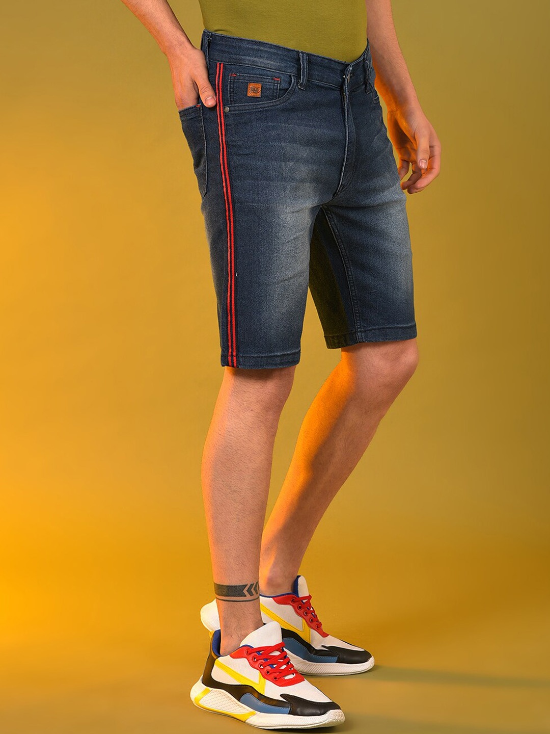 

Campus Sutra Men Blue Washed Denim Outdoor Side Striped Denim Shorts