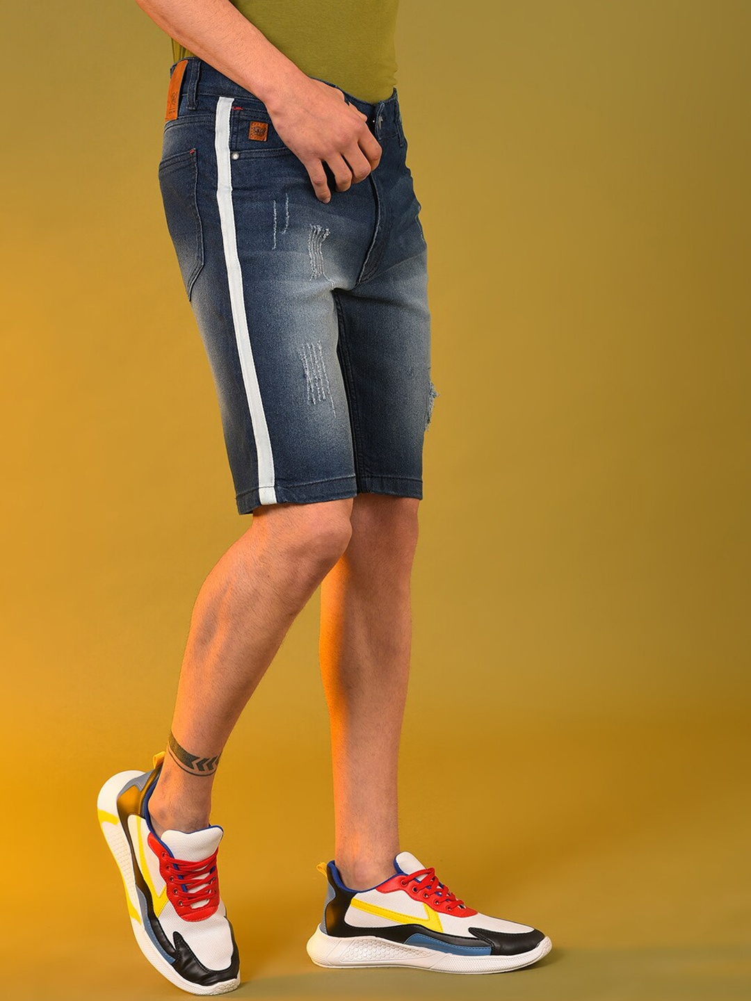 

Campus Sutra Men Blue Washed Denim Shorts