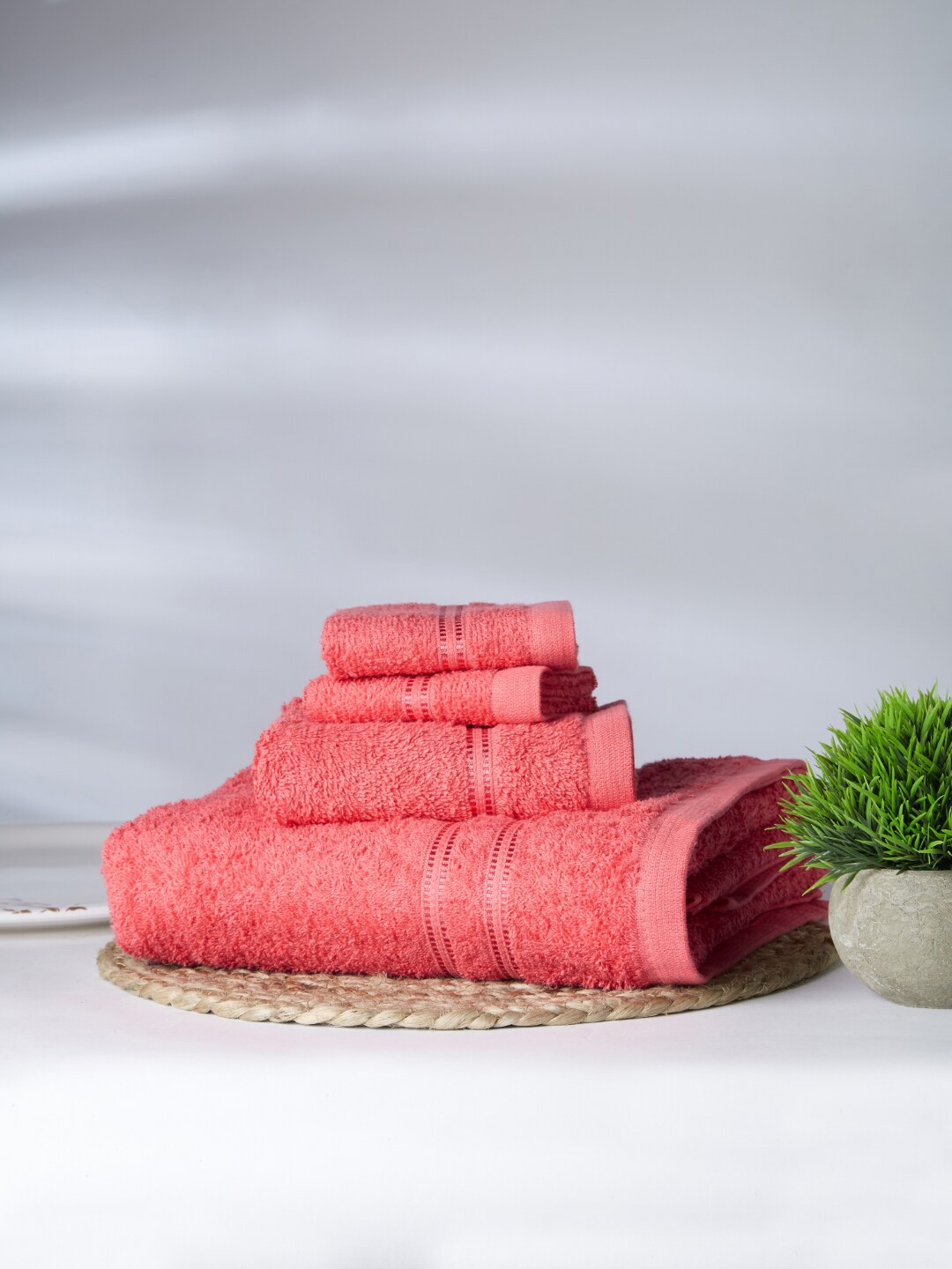 

SPACES Set of 3 Coral Solid 380 GSM Cotton Quick Dry Towels