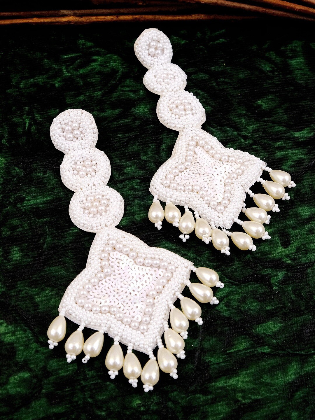 

Crunchy Fashion Women White & Silver-Toned Contemporary Drop Earrings