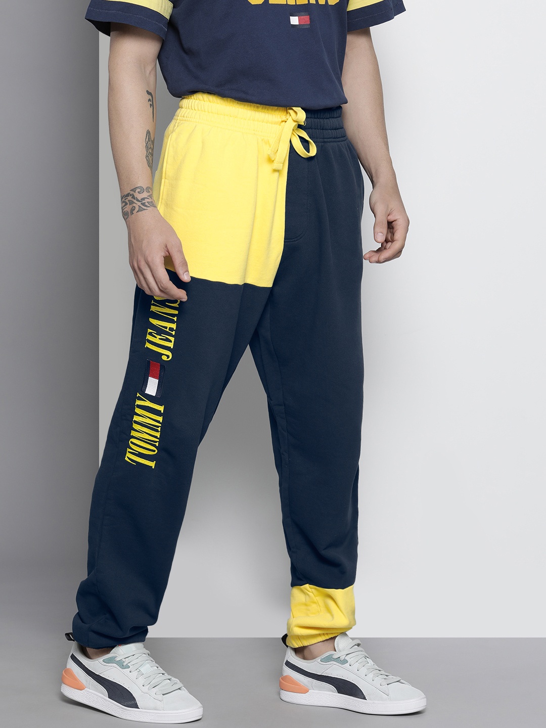 

Tommy Hilfiger Men Navy Blue Embroidered Relaxed Pure Cotton Joggers Fit Trousers