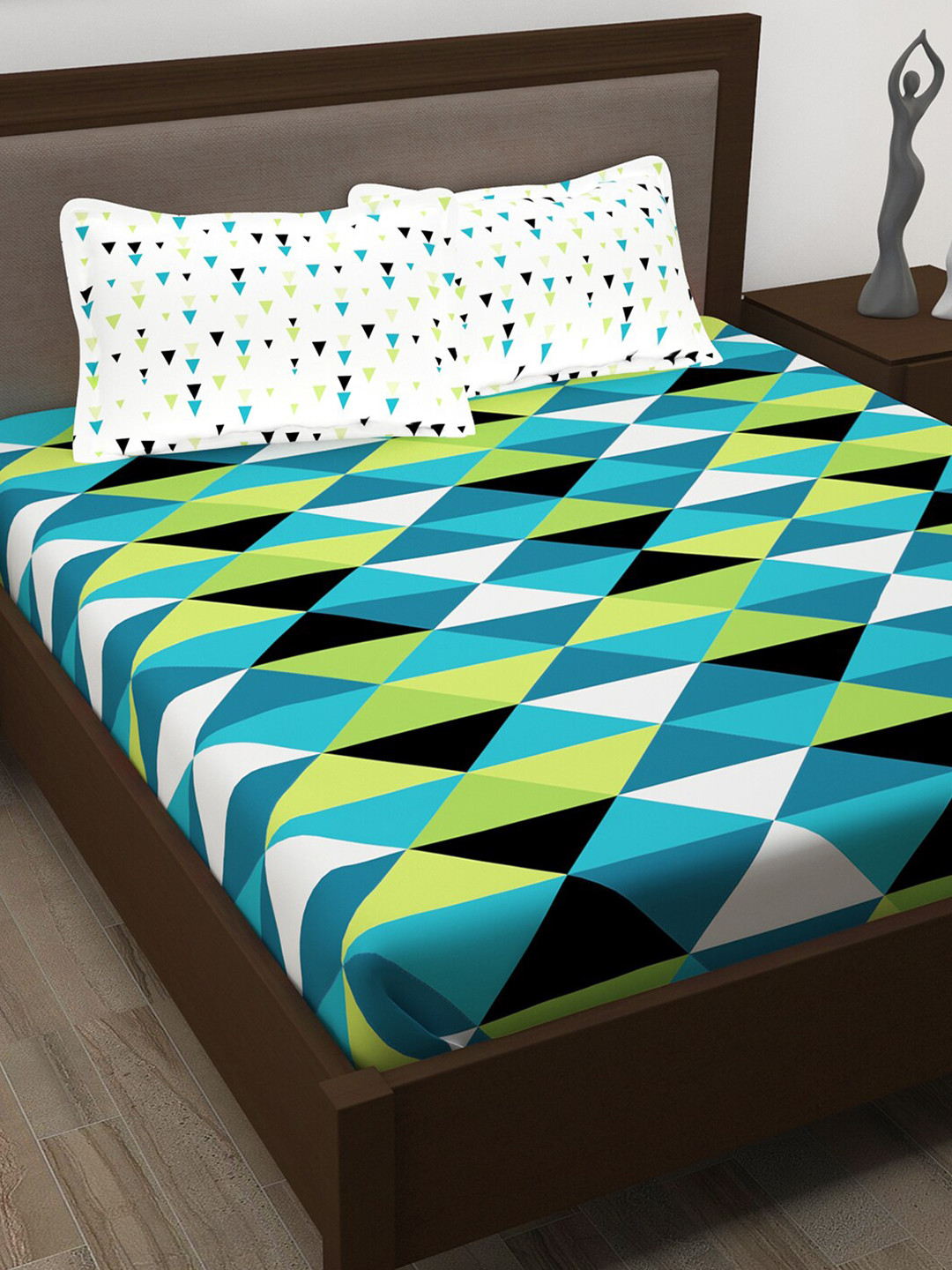 

Story@home Blue & White Geometric 186 TC Cotton Queen Bedsheet with 2 Pillow Covers