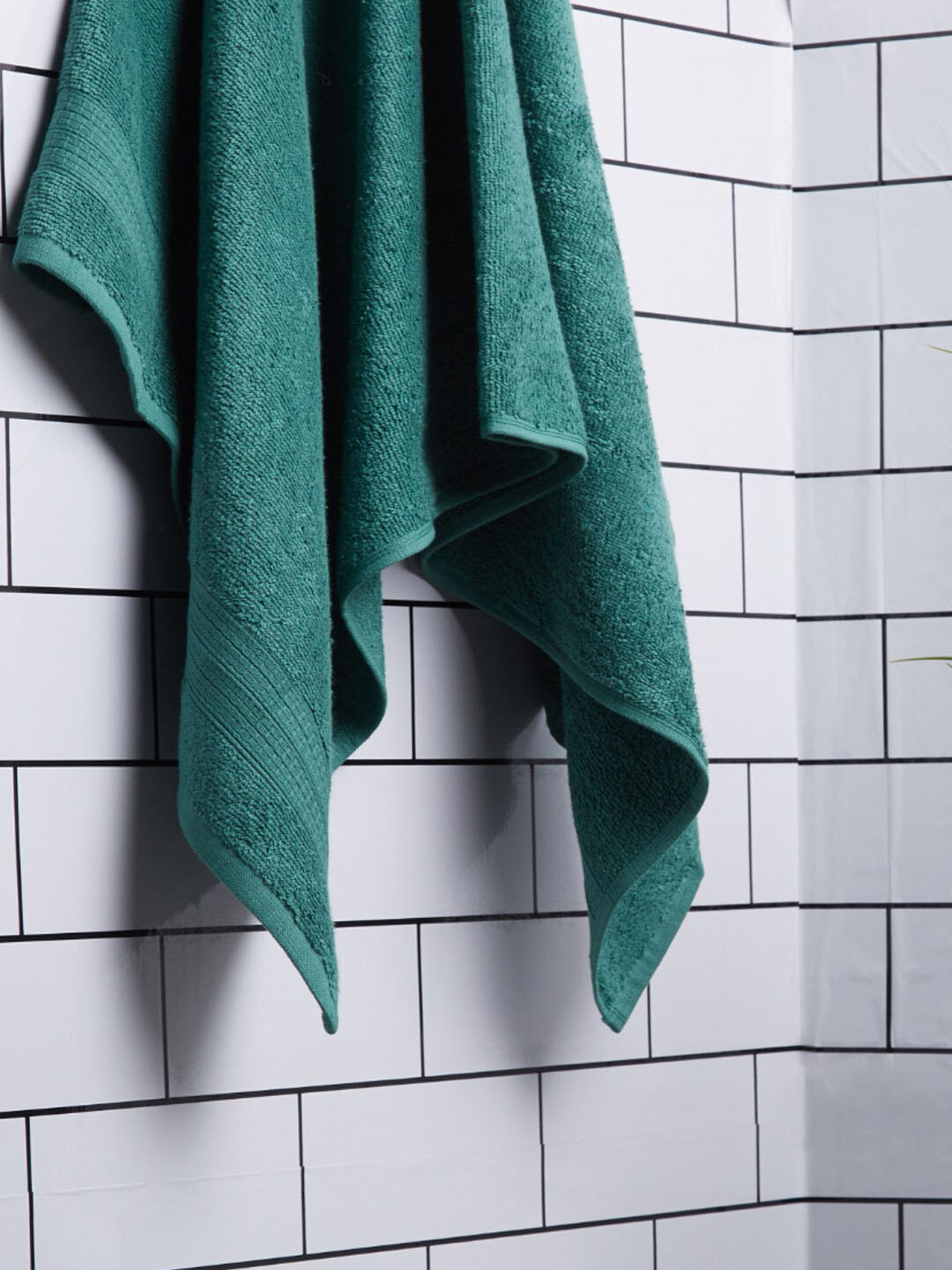 

CORE Designed by SPACES Women Green Solid 400 GSM Pure Cotton Bath Towel