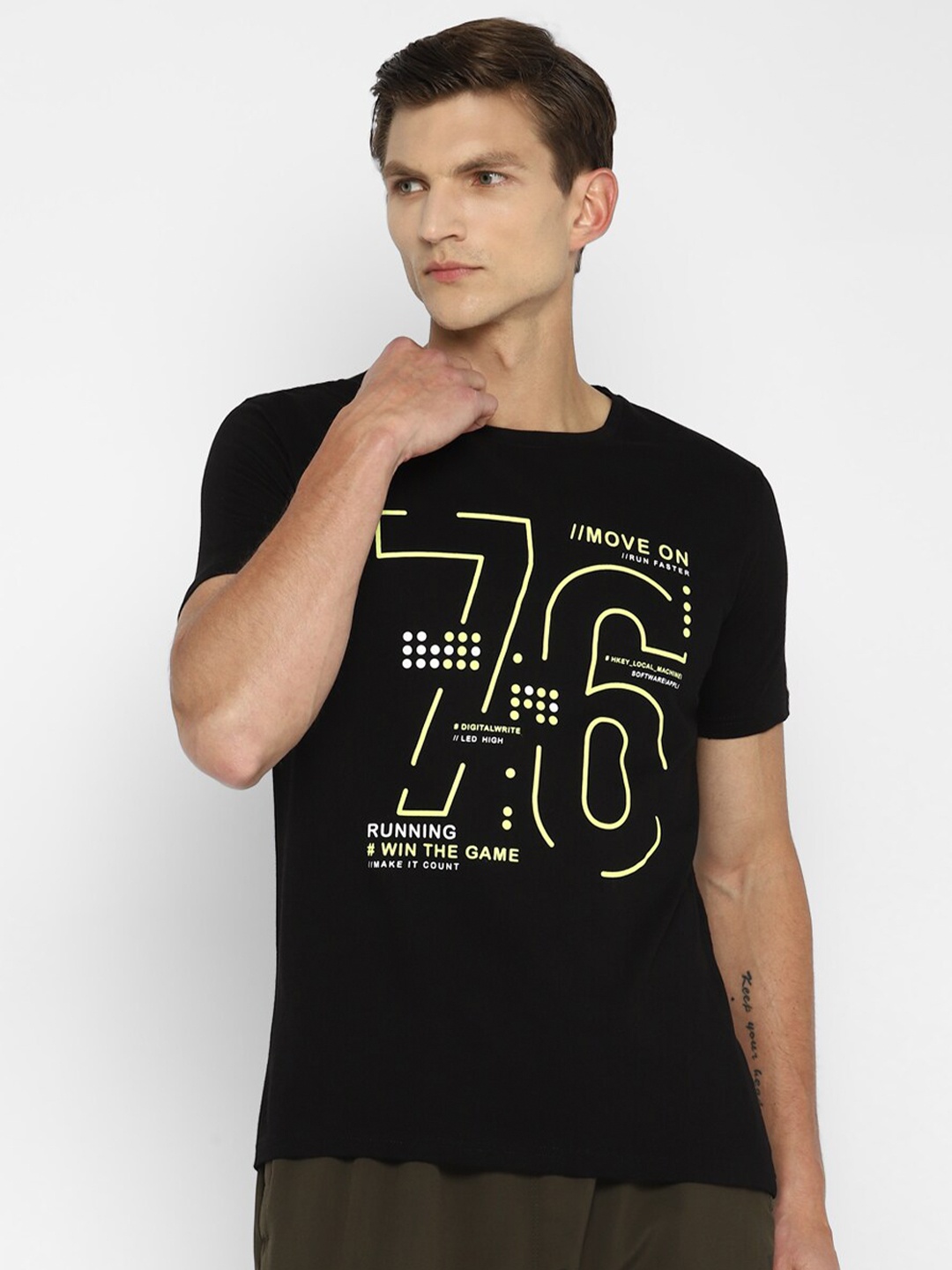 

appulse Men Black Typography Printed Outdoor T-shirt