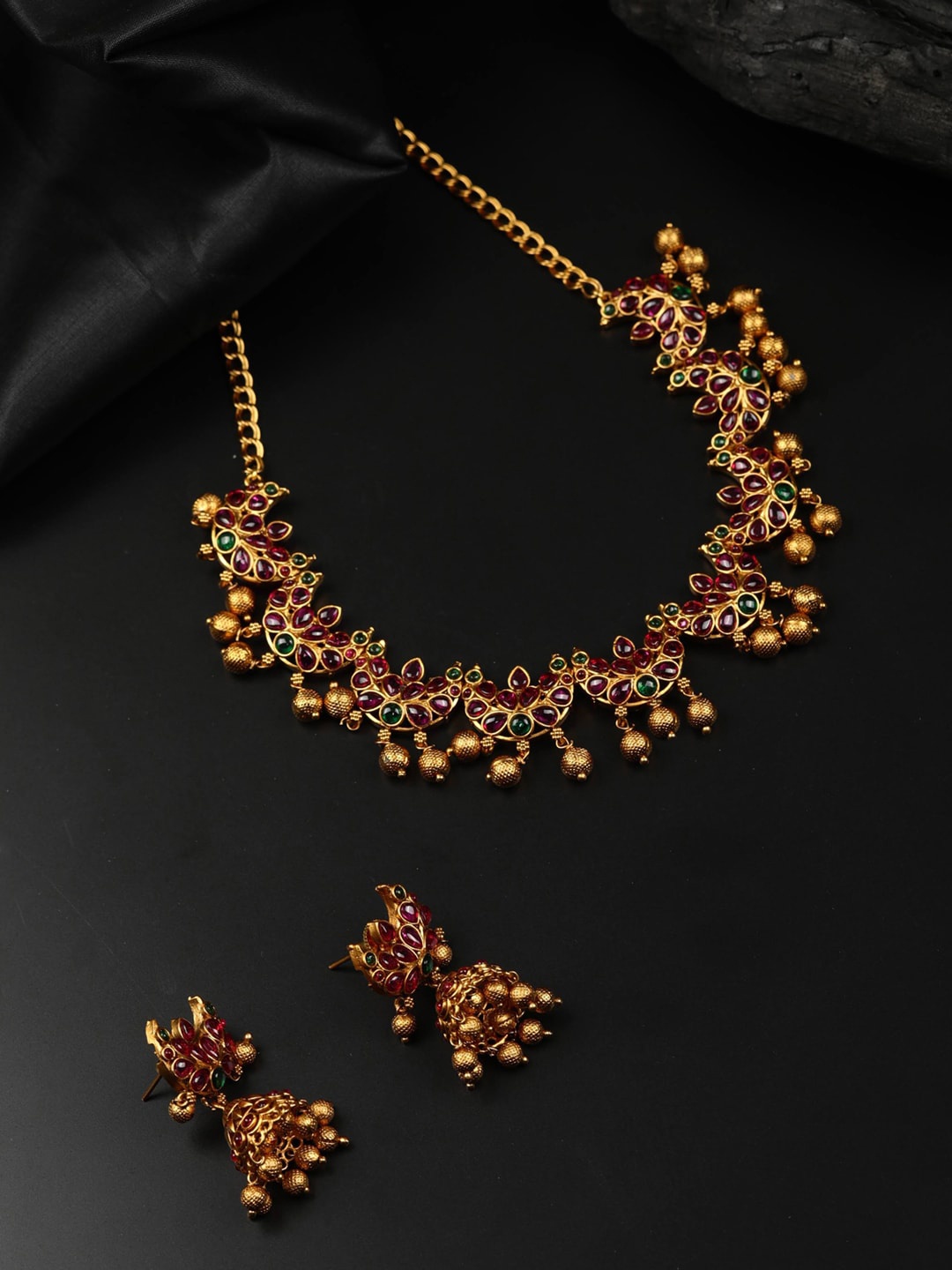 

Priyaasi Gold-Plated & Red Kundan Stone-Studded Jewellery Set