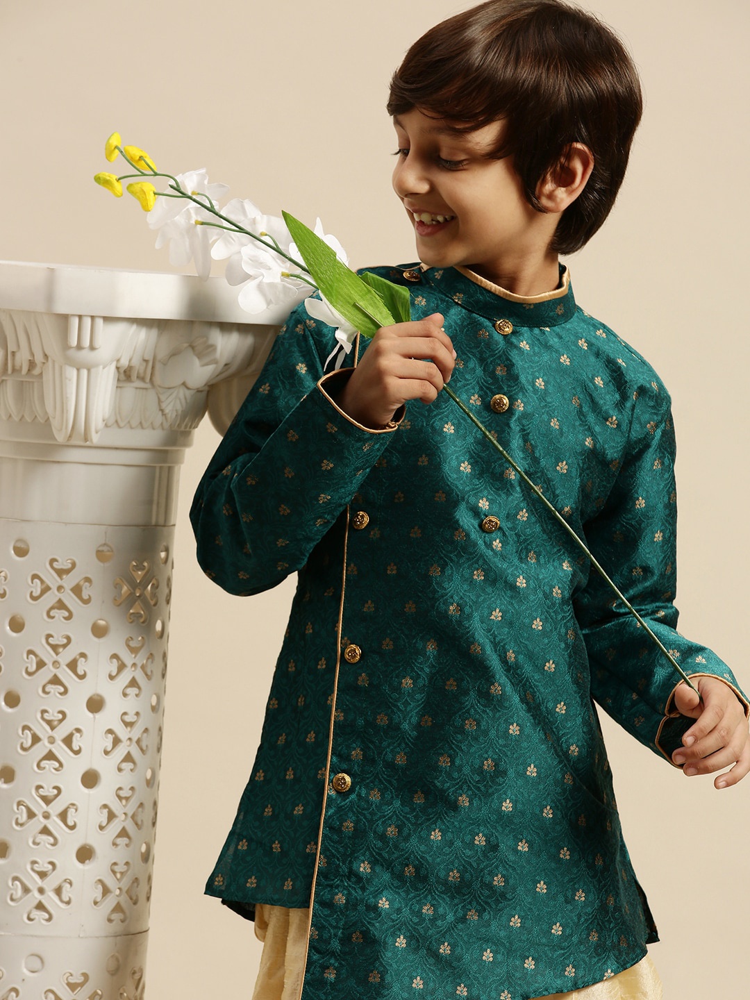 

Sanwara Boys Green & Gold-Toned Ethnic Motifs Zari Art Silk Kurta