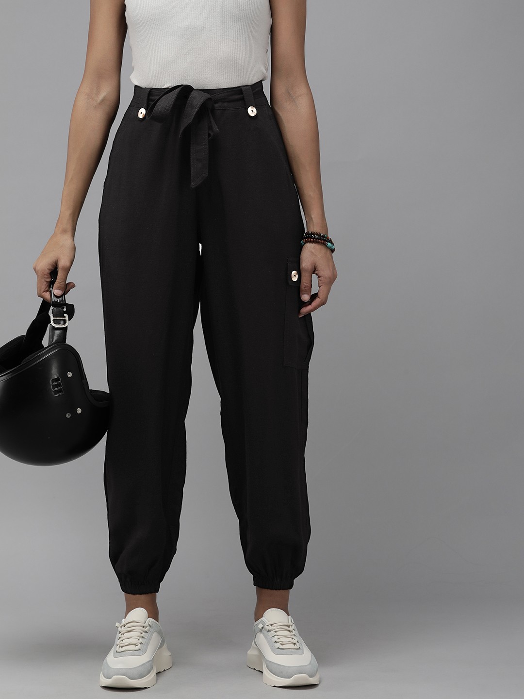 

The Roadster Lifestyle Co. Women Black Solid Joggers