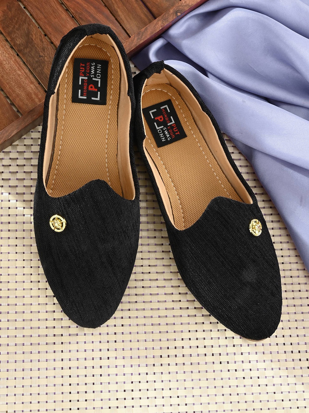 

Hundo P Men Black Textured Mojaris