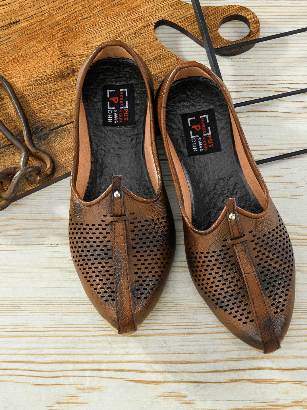 

Hundo P Men Brown Printed Sneakers
