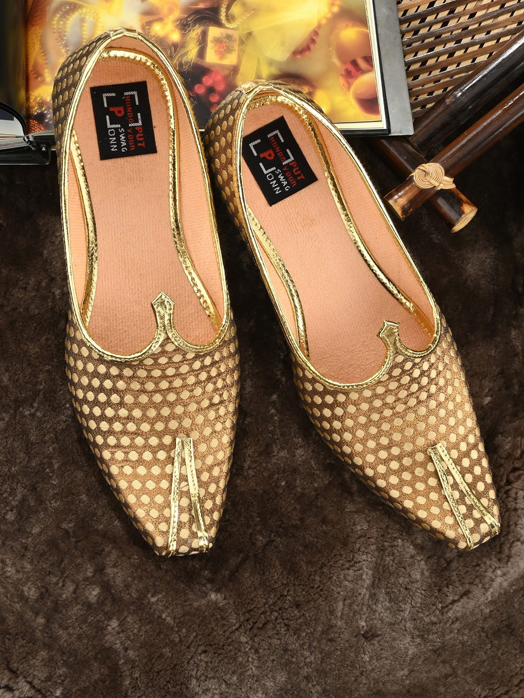 

Hundo P Men Gold-Toned Woven Design Mojaris