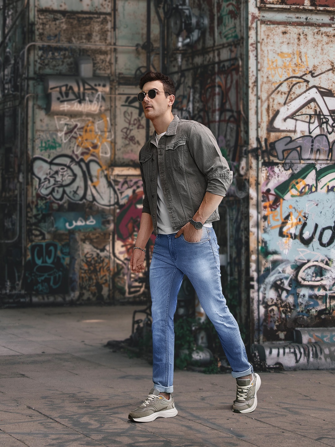 

Roadster Men Blue Slim Tapered Fit Low Distress Light Fade Stretchable Jeans