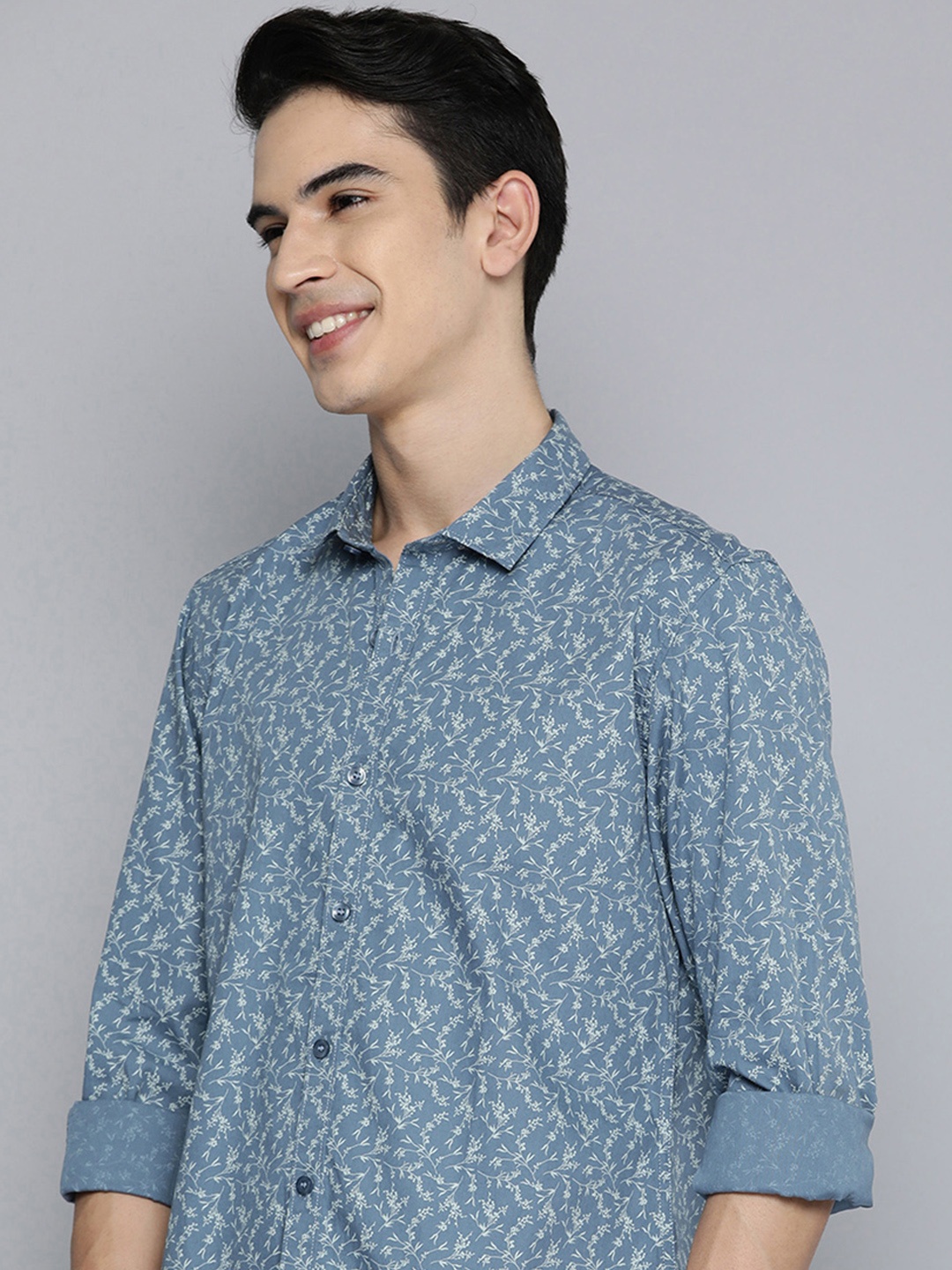 

Mast & Harbour Men Blue & Off-White Slim Fit Floral Printed Pure Cotton Casual Shirt