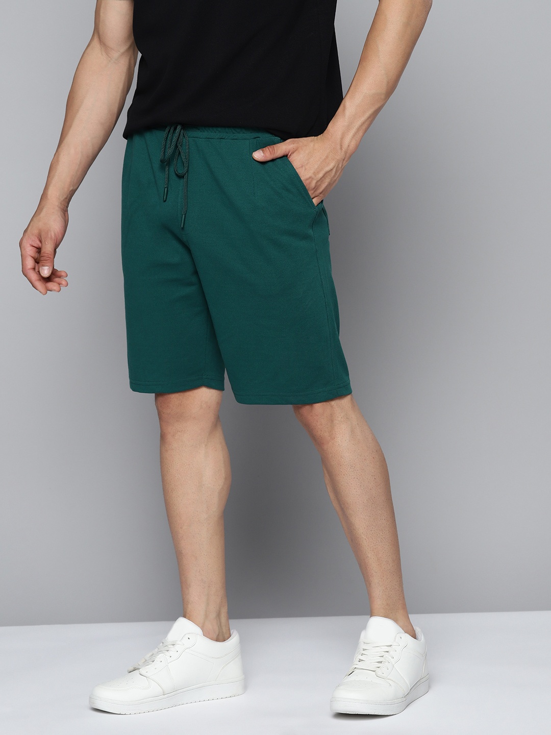

Mast & Harbour Men Solid Regular Shorts, Green