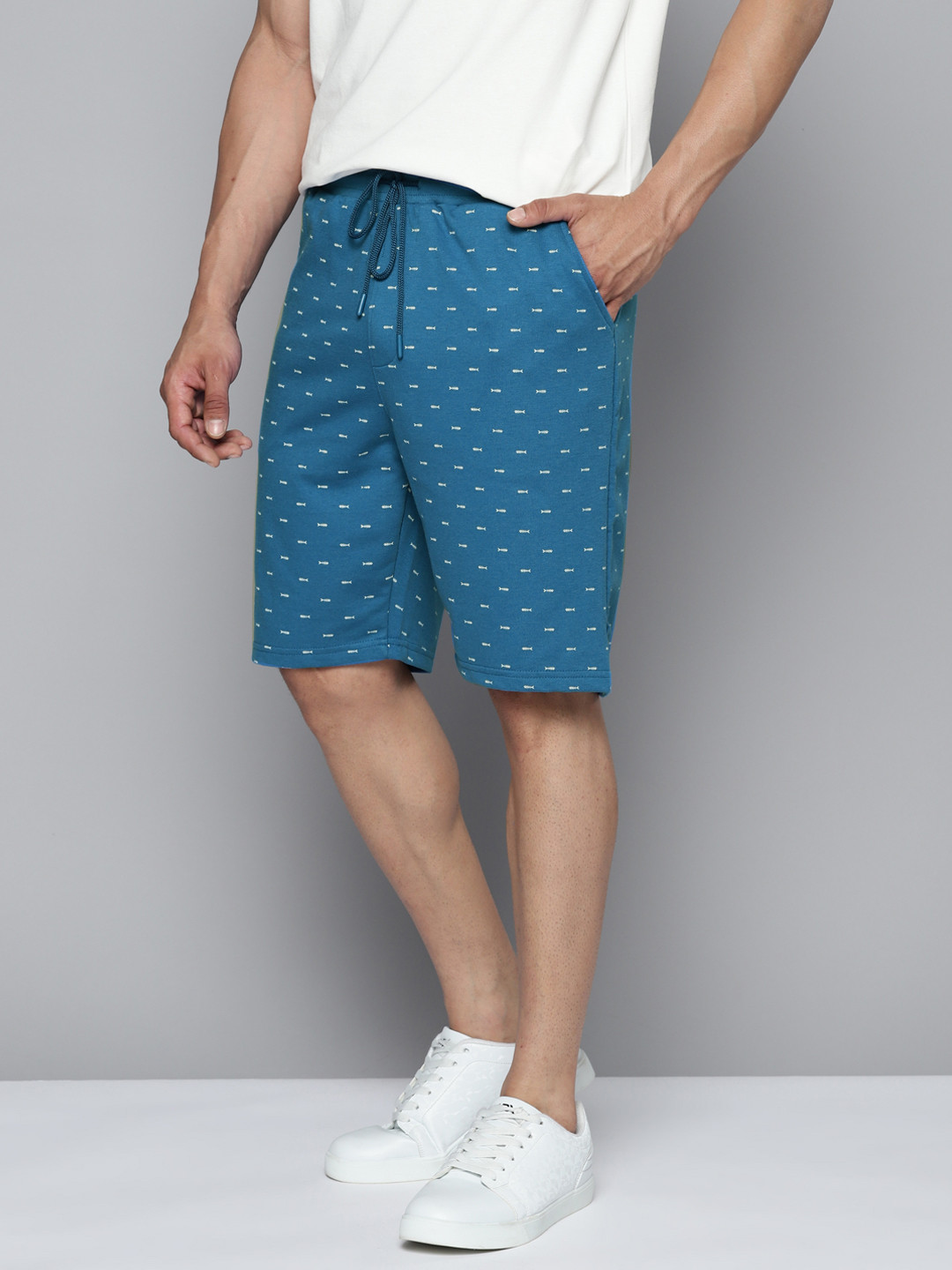 

Mast & Harbour Men Conversational Printed Regular Shorts, Blue