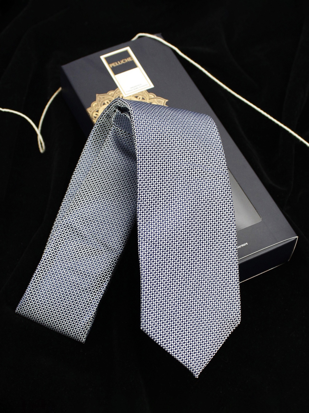 

PELUCHE Men Grey Solid Broad Tie