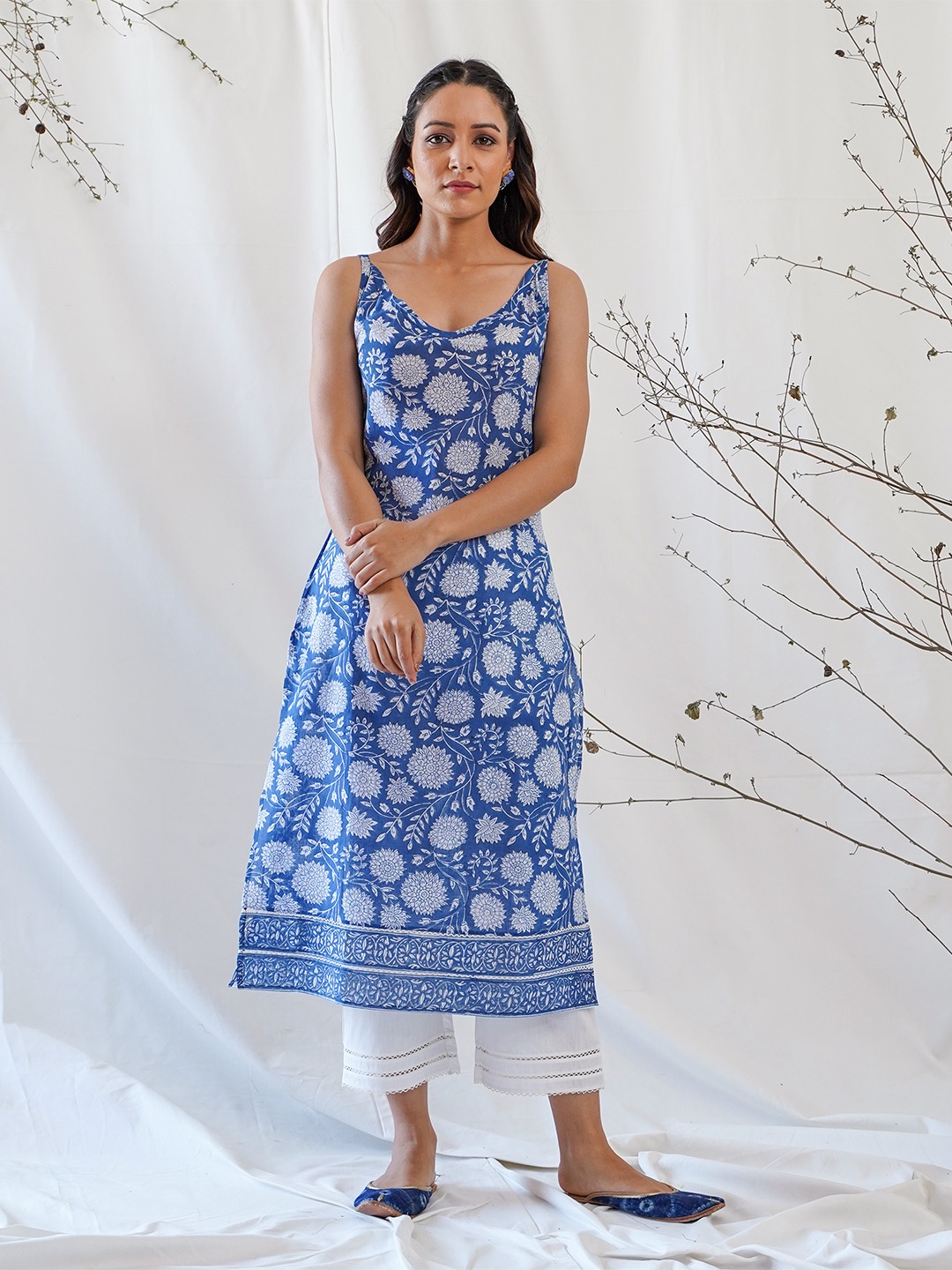 

AKISO Women Blue Printed Pure Cotton Kurta with Trousers