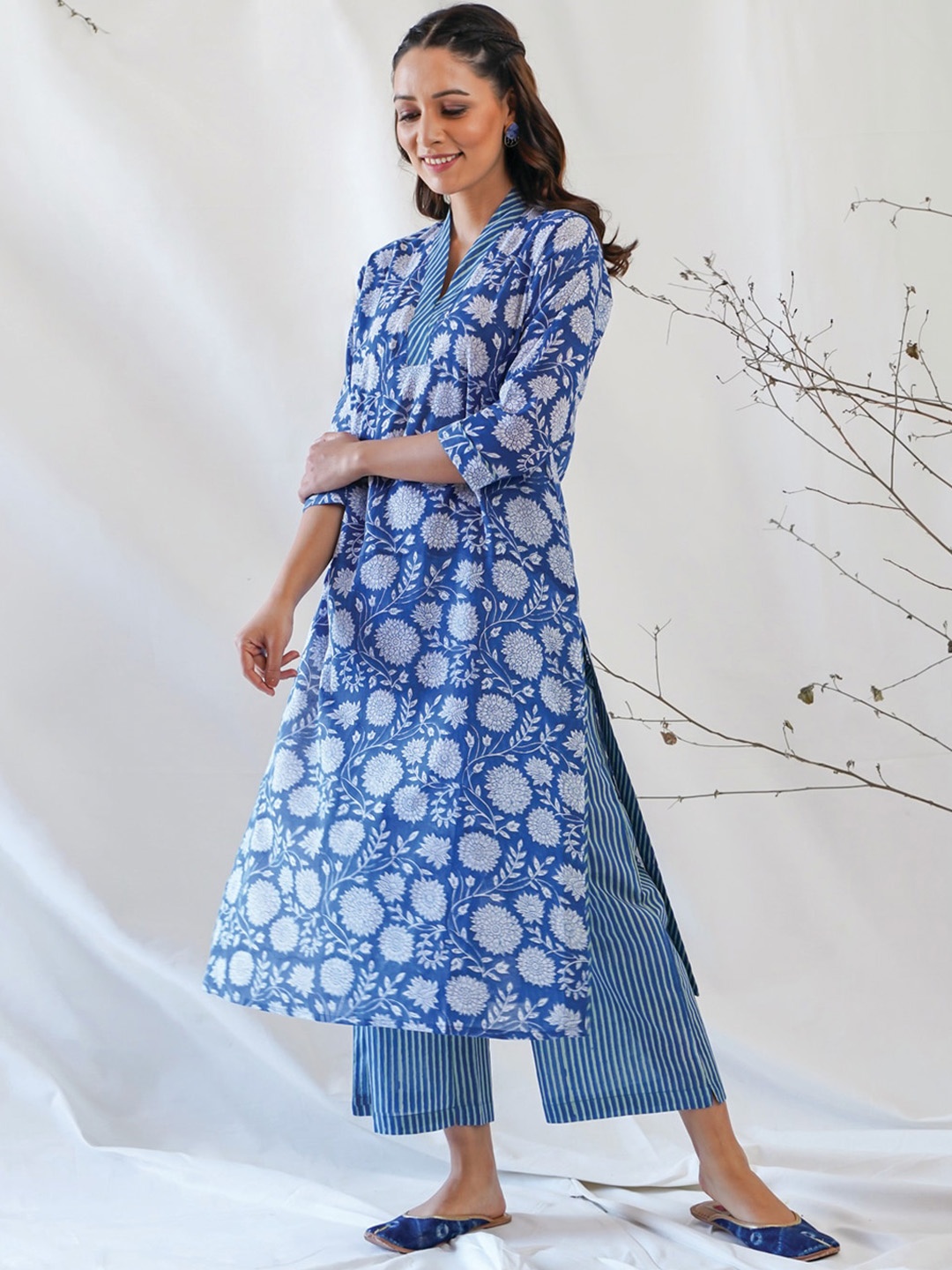 

AKISO Women Blue Floral Printed Pure Cotton Kurta with Trousers