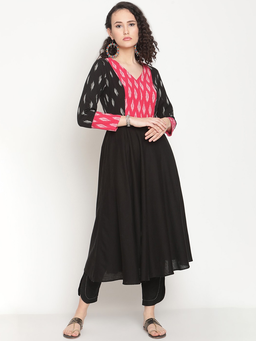 

Abhishti Women Black Pure Cotton Kurti with Trousers